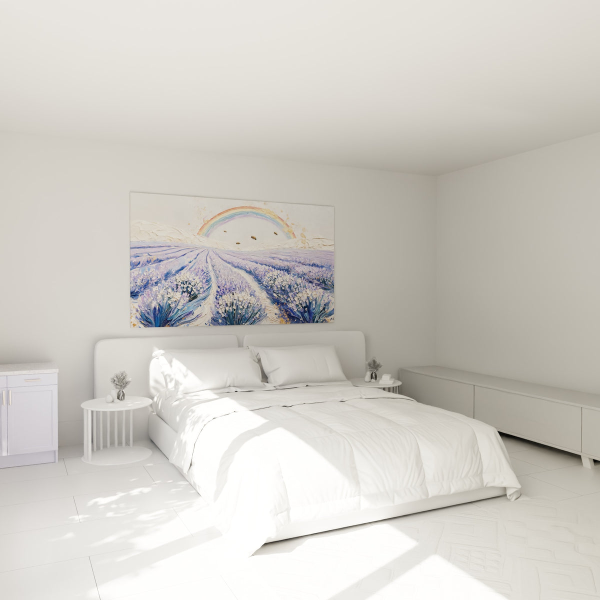 Lavande violette et arc-en-ciel pastel peints en relief, accrochés au-dessus d'un lit dans une chambre claire