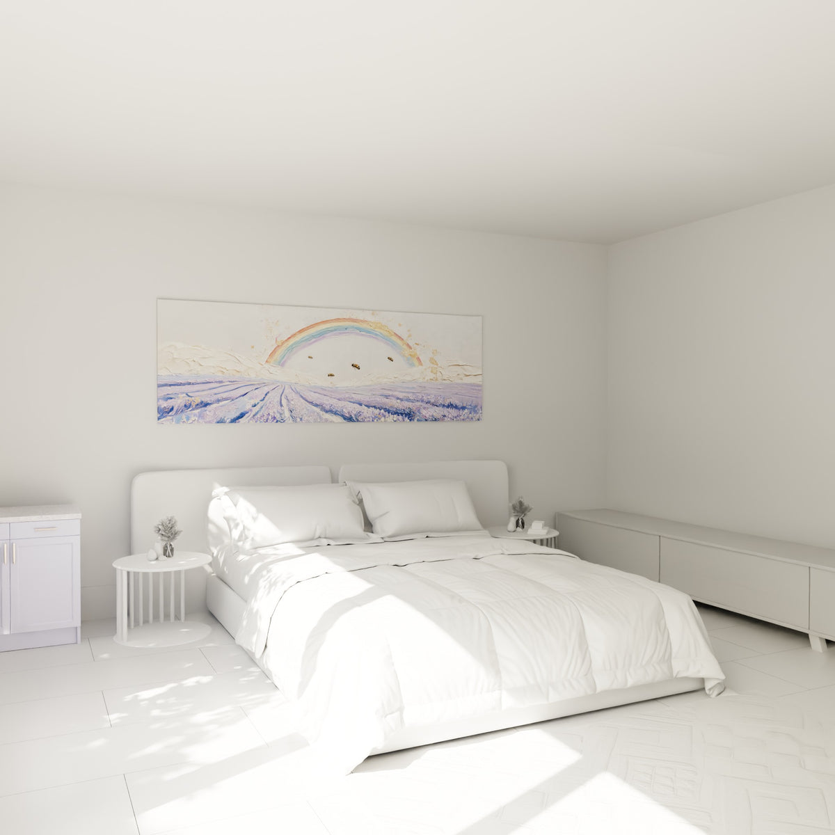 Lavande mauve et arc-en-ciel doré accompagnent des abeilles noires au-dessus d'un lit dans une chambre claire