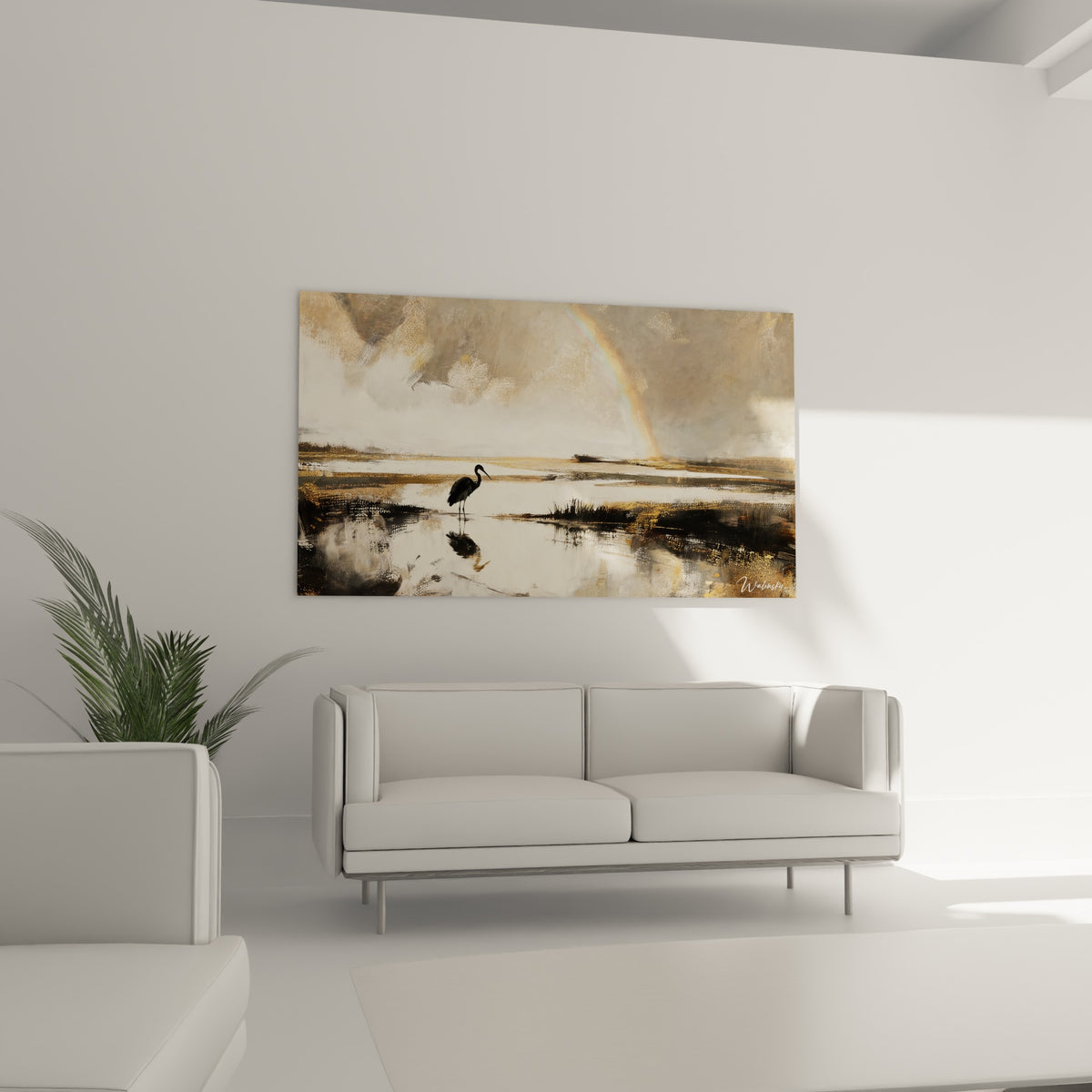 Oiseau noir en équilibre au bord d'un marais ocre et beige, installé au-dessus d'un canapé dans un salon lumineux