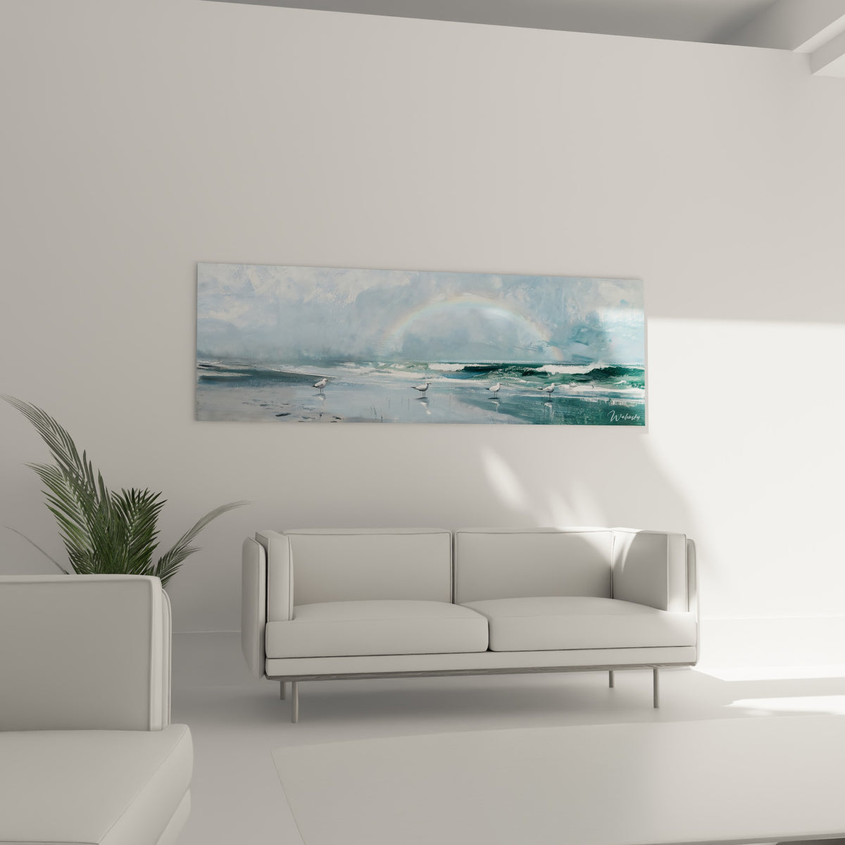Oiseaux gris perle et mer bleu ardoise, tableau accroché au-dessus d'un canapé dans un salon lumineux