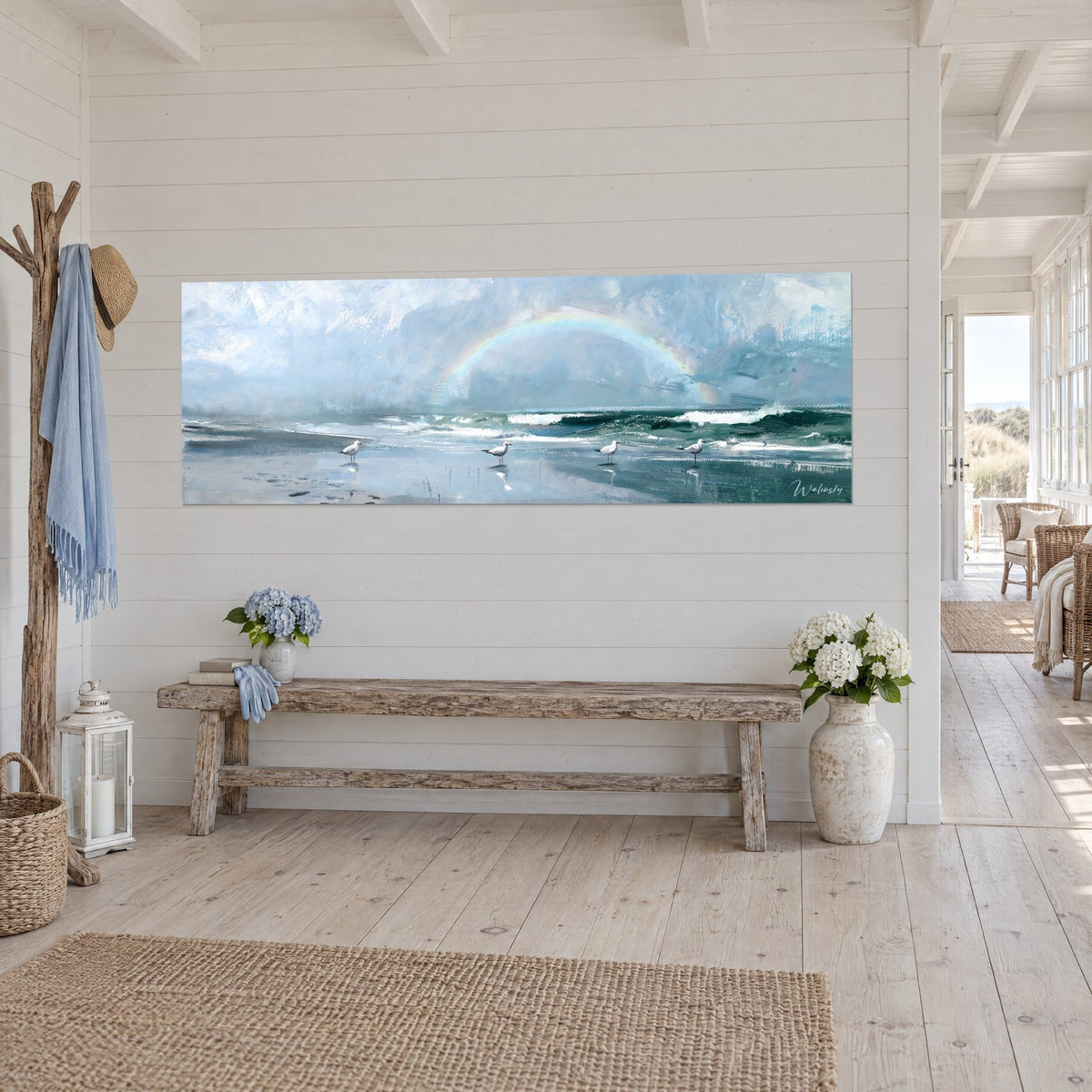 Tableau plage panoramique et arc-en-ciel irisé, ciel gris-bleu brumeux, rouleaux turquoise, sur mur de planches blanches, vue de trois-quarts