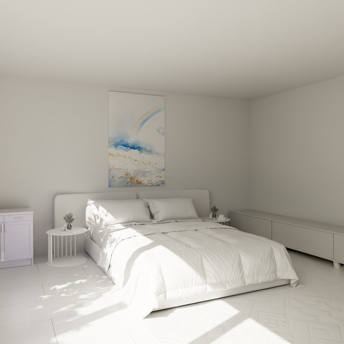 Aquarelle arc-en-ciel bleu et doré accrochée au-dessus d'un lit dans une chambre claire