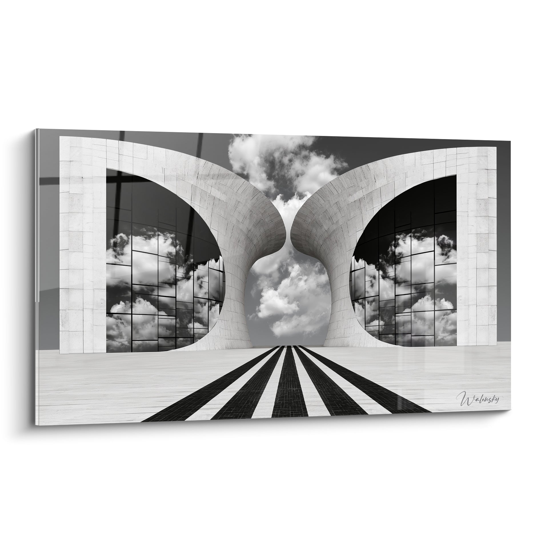 Arches architecturales blanches et grises encadrant un ciel nuageux dense en noir et blanc