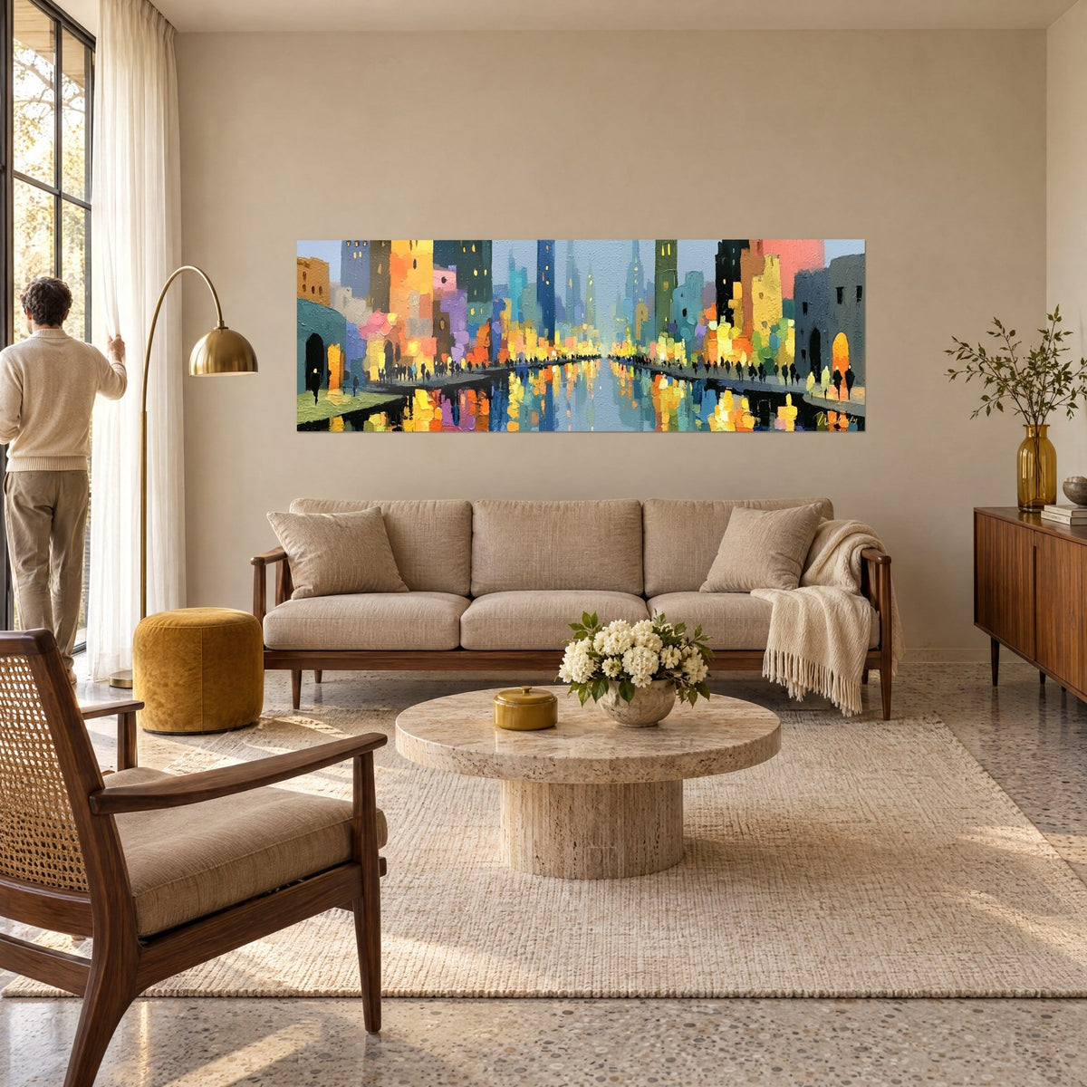 Tableau skyline abstraite aux tours ocre et corail, reflets dorés sur canal bleuté, au-dessus d'un canapé dans un salon lumineux