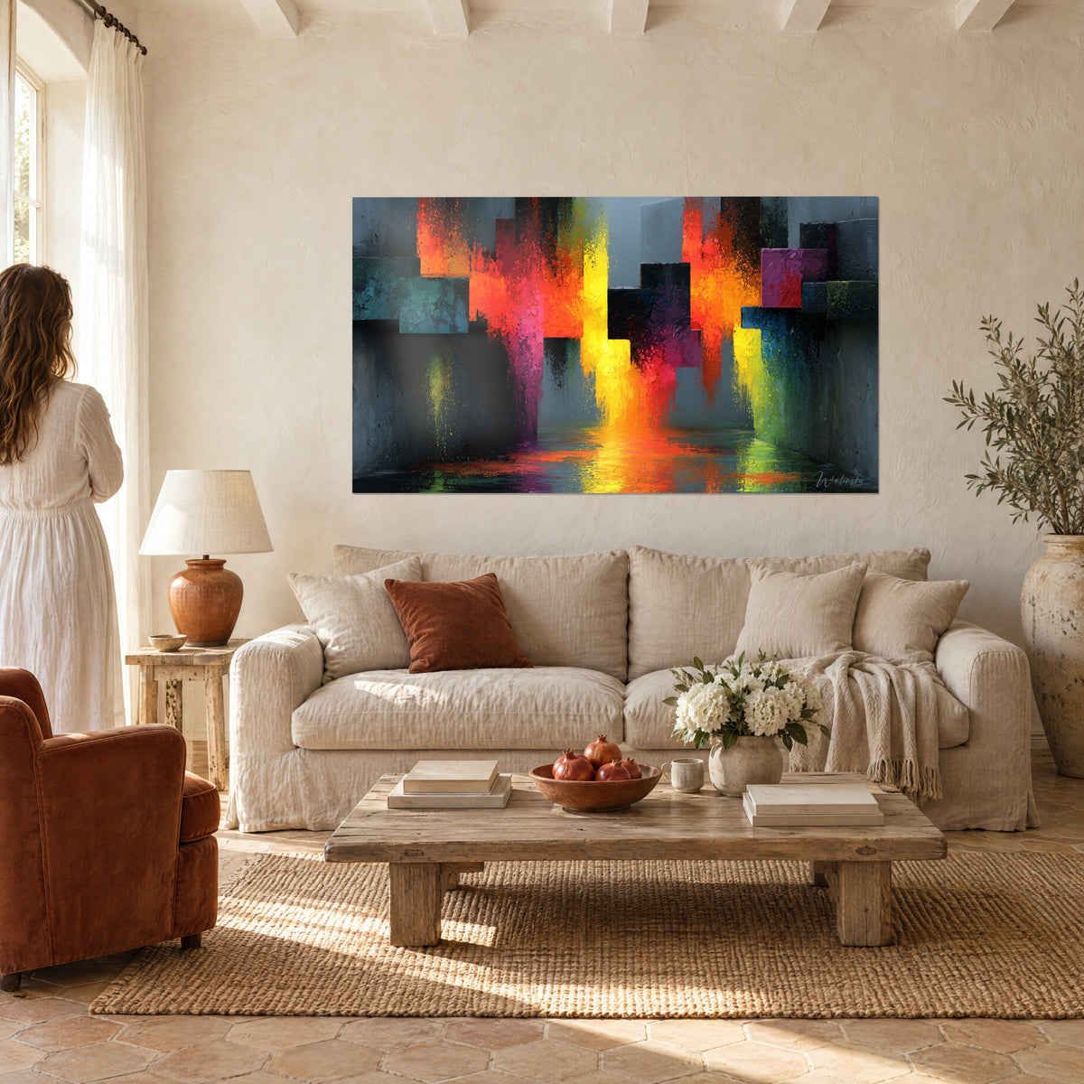 Tableau blocs gris empilés ruisselant d'orange et de jaune vif, reflet liquide au sol, au-dessus d'un canapé dans un salon lumineux