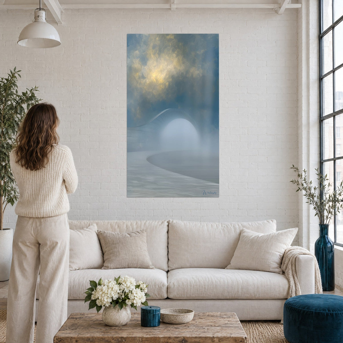 Tableau passerelle courbe grise dans la brume, nuage doré sur ciel bleu acier, femme de dos, au-dessus d'un canapé dans un salon lumineux