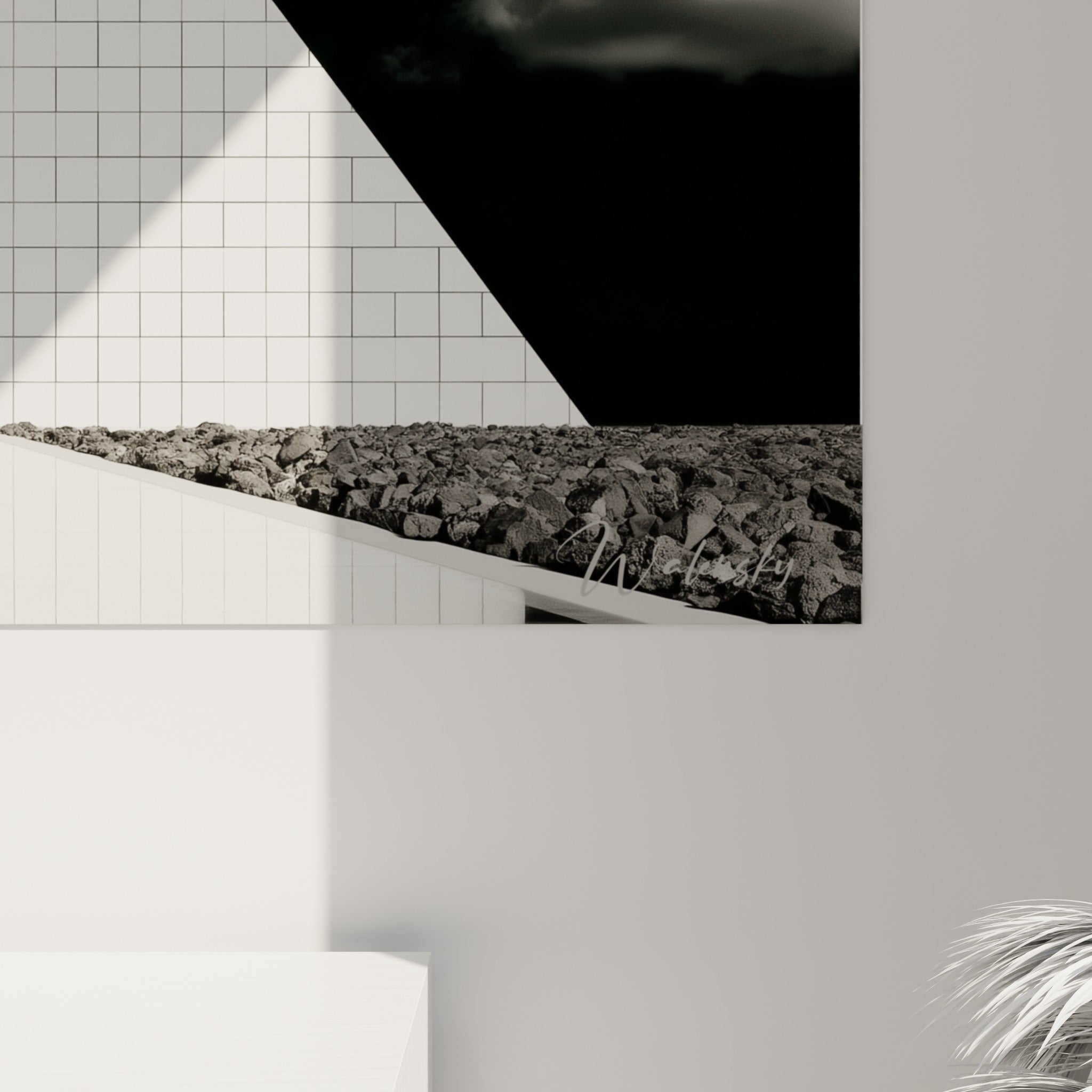 Grain et brillance du carrelage blanc capturés de près sur ce tableau architecture abstrait aux nuages gris texturés