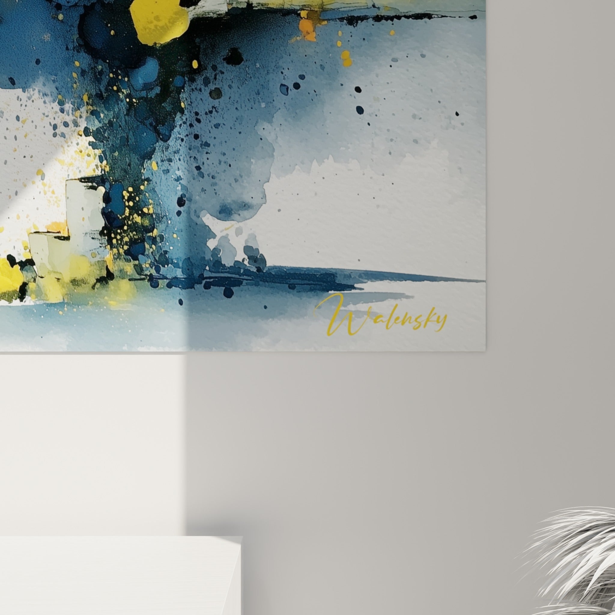 Coulures de bleu marine et gouttes de jaune doré se mêlant sur la toile, grain et empâtements visibles de près