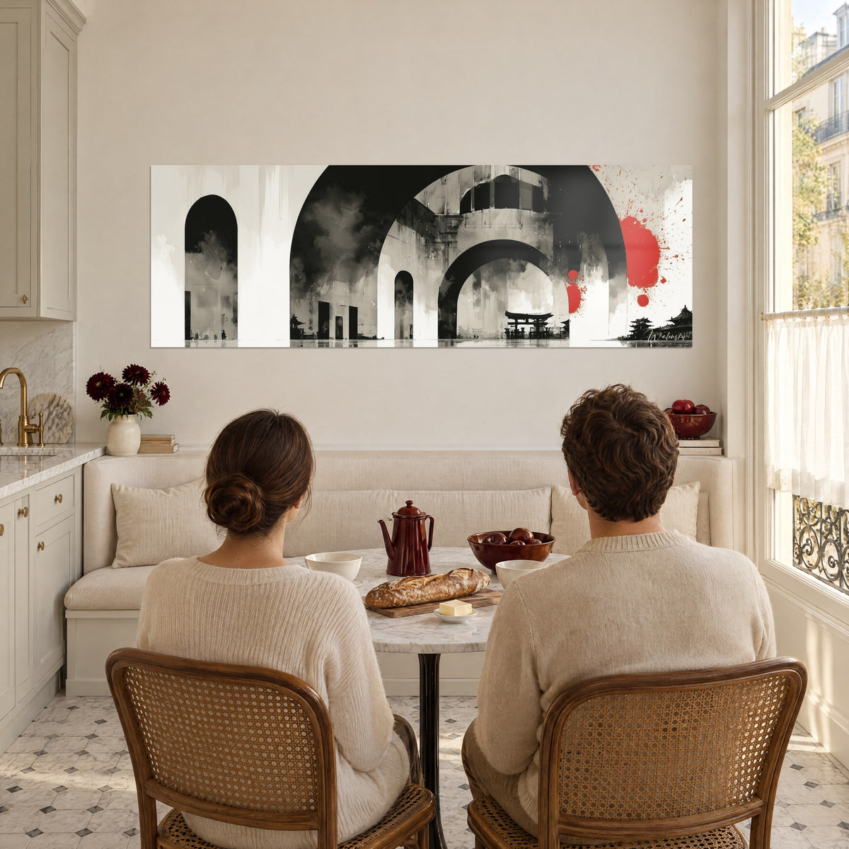 Cuadro Arquitectura abstracta con arcos carbón y gotas rojas, una pareja sentada a la mesa de espaldas, cocina luminosa con parqué haussmanniano