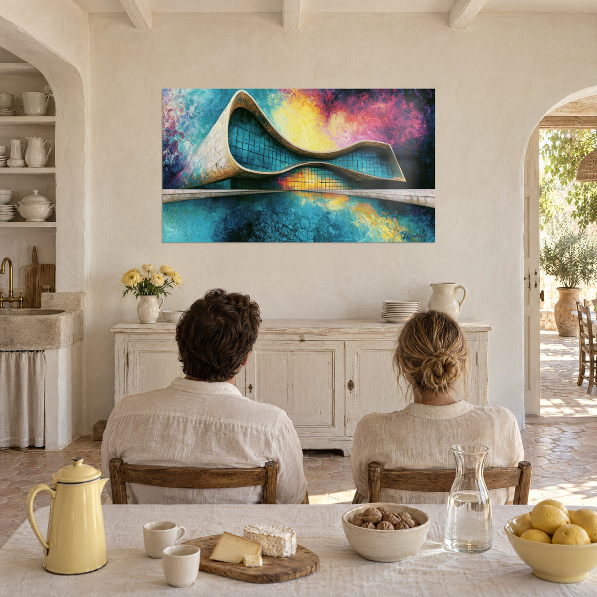 Cuadro pabellón futurista en forma de cinta de alabastro, pintura gruesa turquesa y fucsia, frente a una pareja sentada a la mesa en una masía