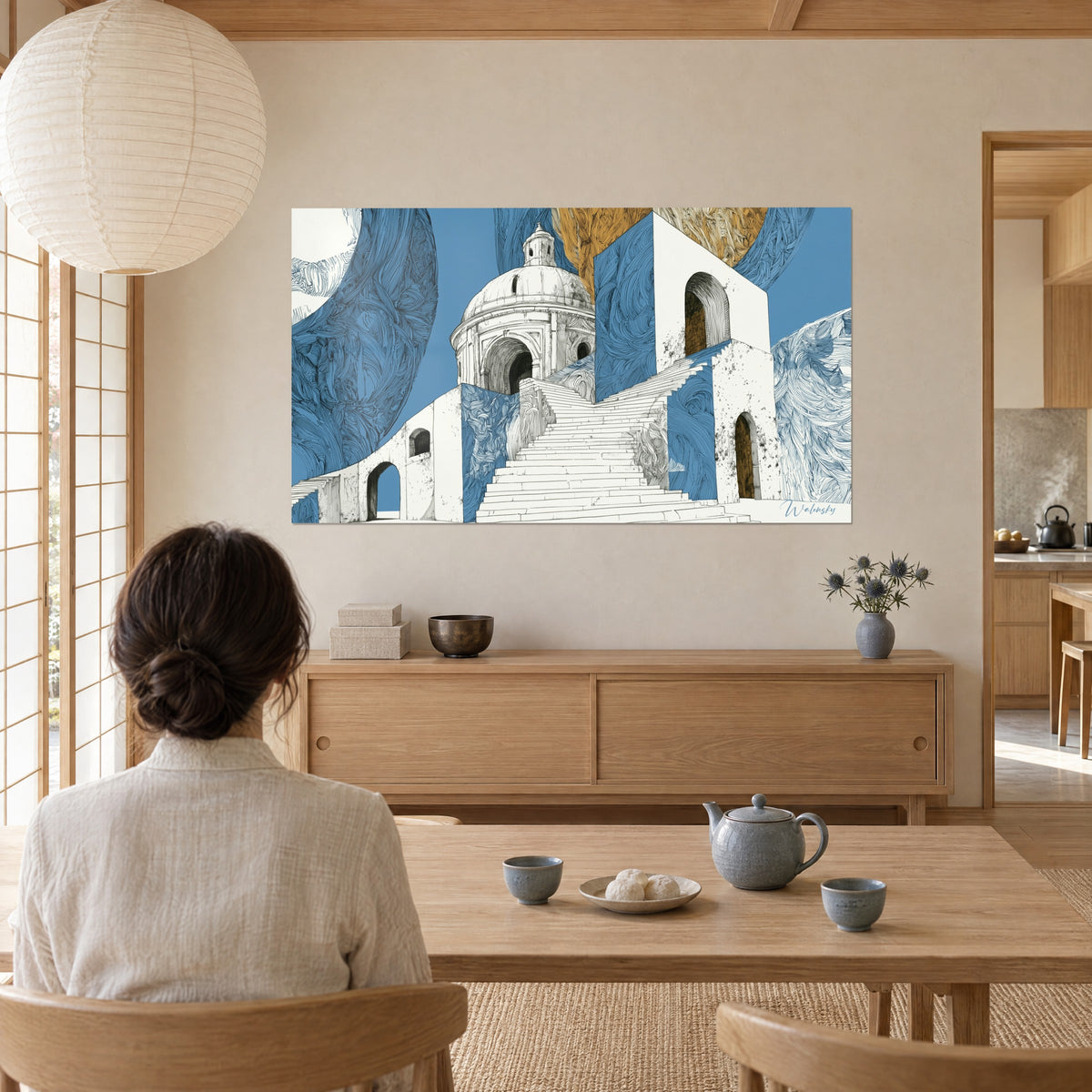 Tableau montée d'escaliers blancs hachurés au trait fin, murs bleu azur et touches ocre, regardé par une femme de dos dans un salon japandi