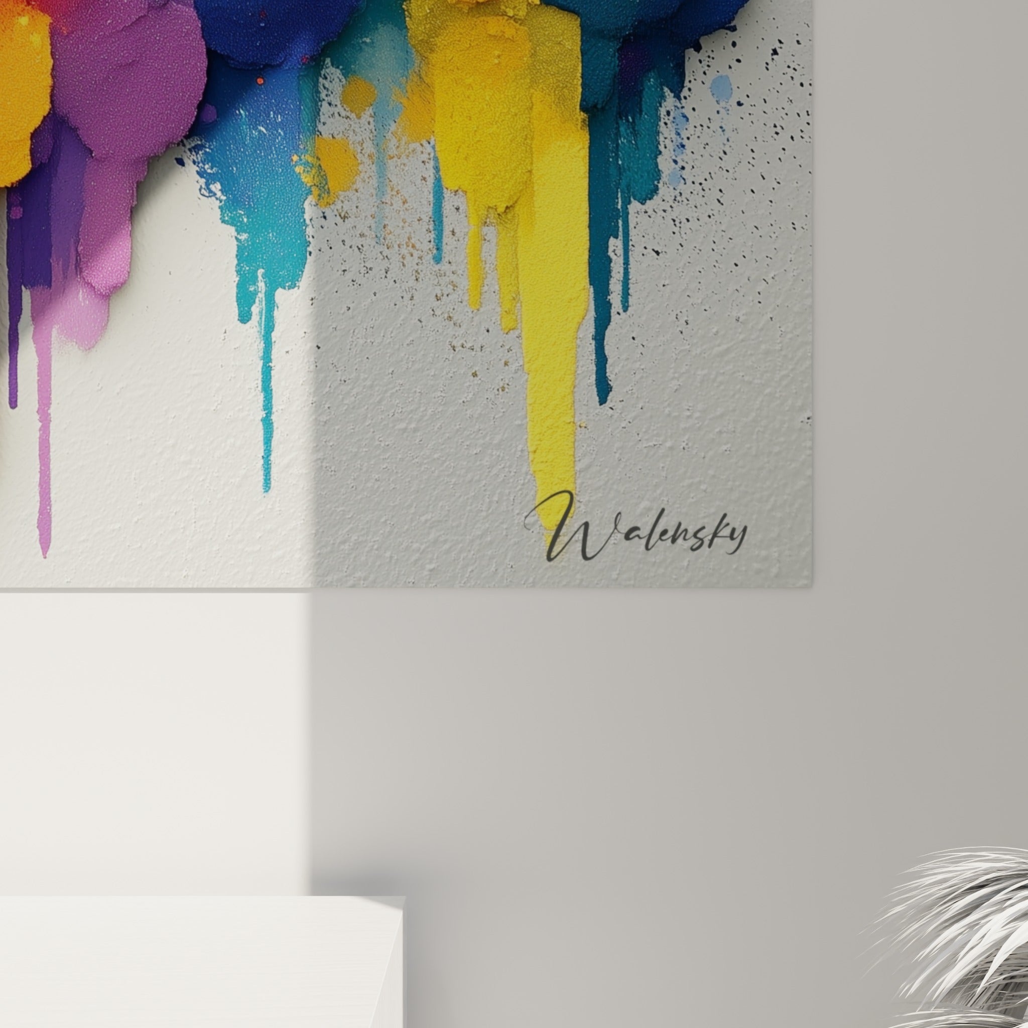 Détail des coulures rouge carmin et jaune doré révélant la texture picturale de l'œuvre accrochée