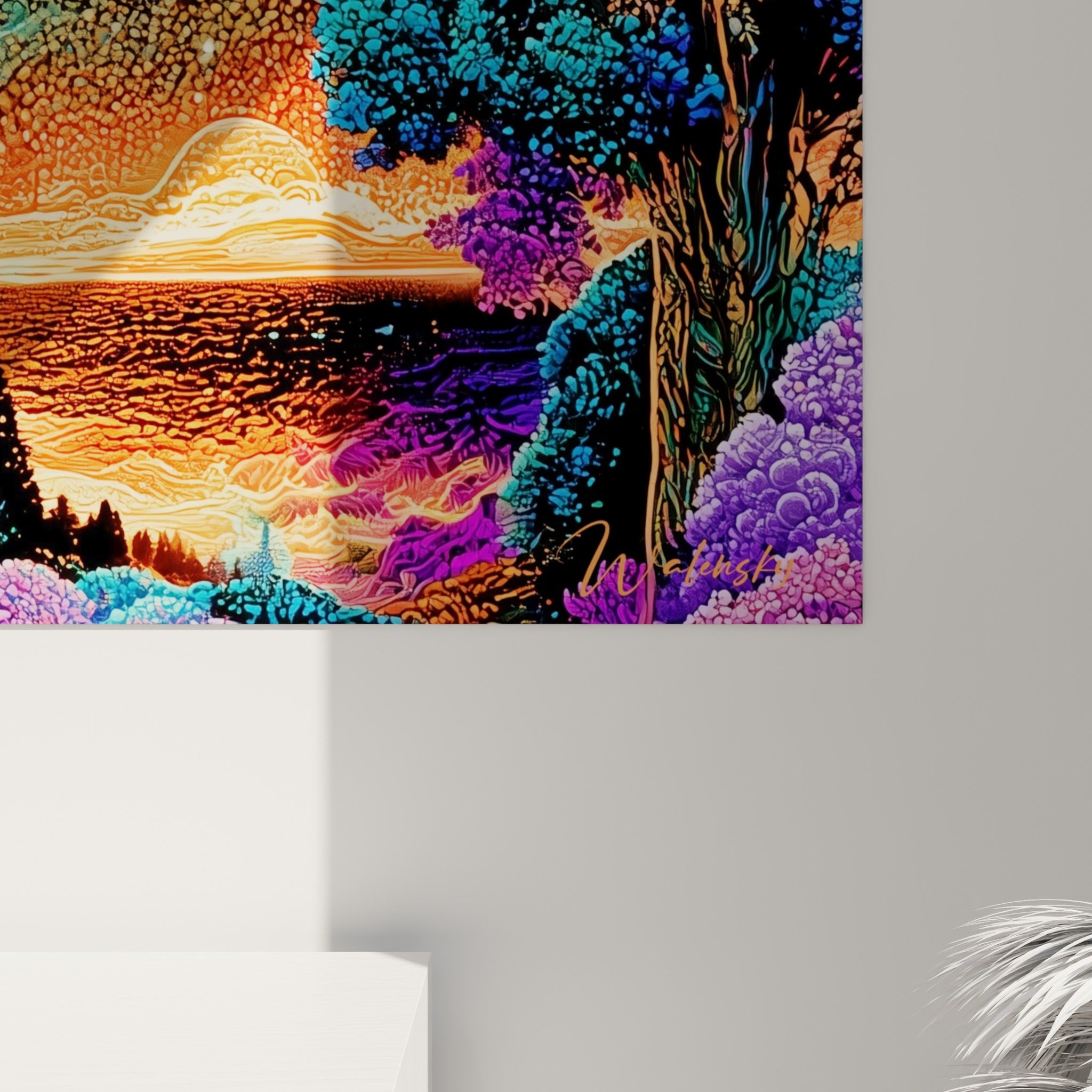 Détail des feuillages texturés violets et turquoise contre le ciel étoilé orangé de l'œuvre accrochée