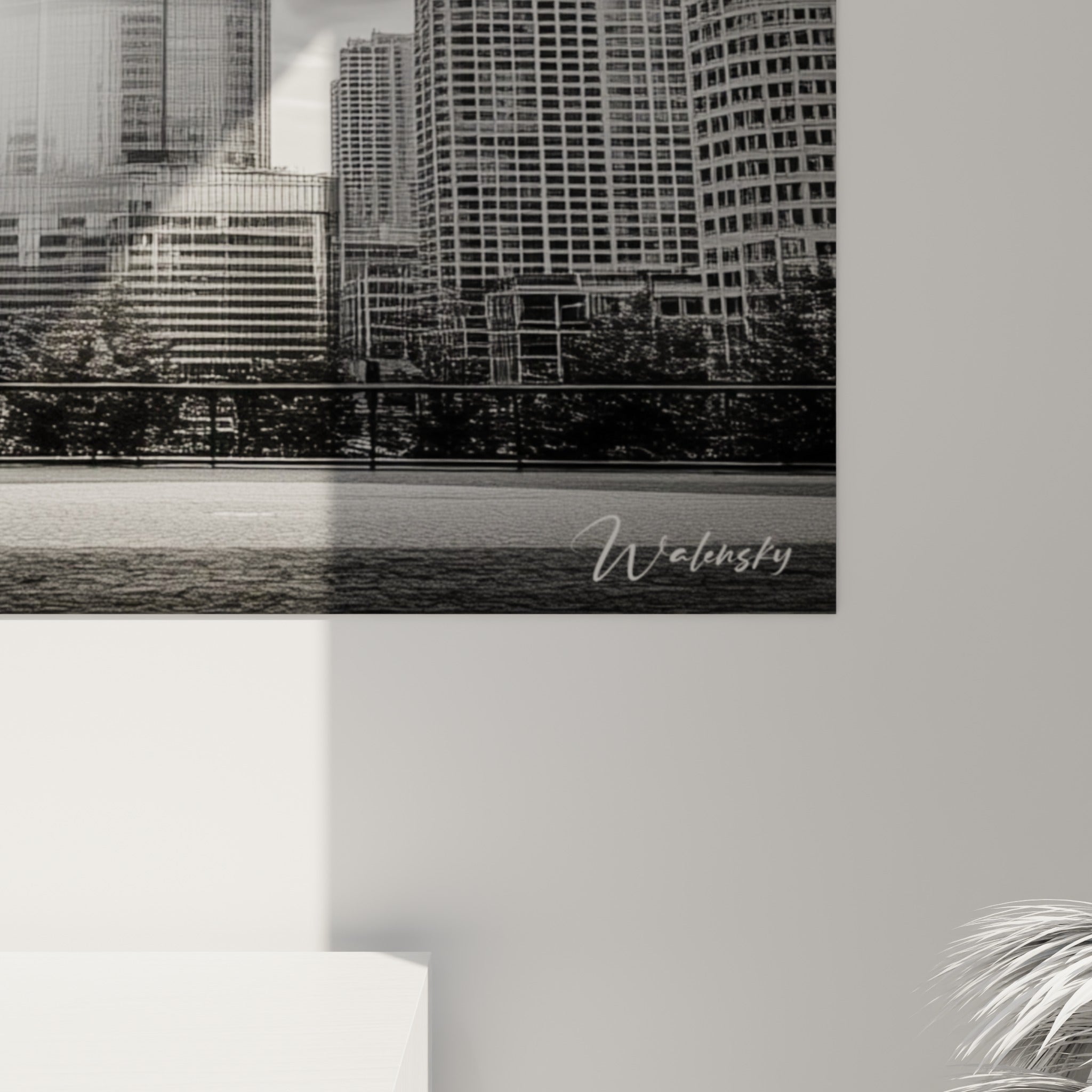 Grain photographique fin révélant les nuances de gris et le contraste blanc du rayon lumineux sur la tour