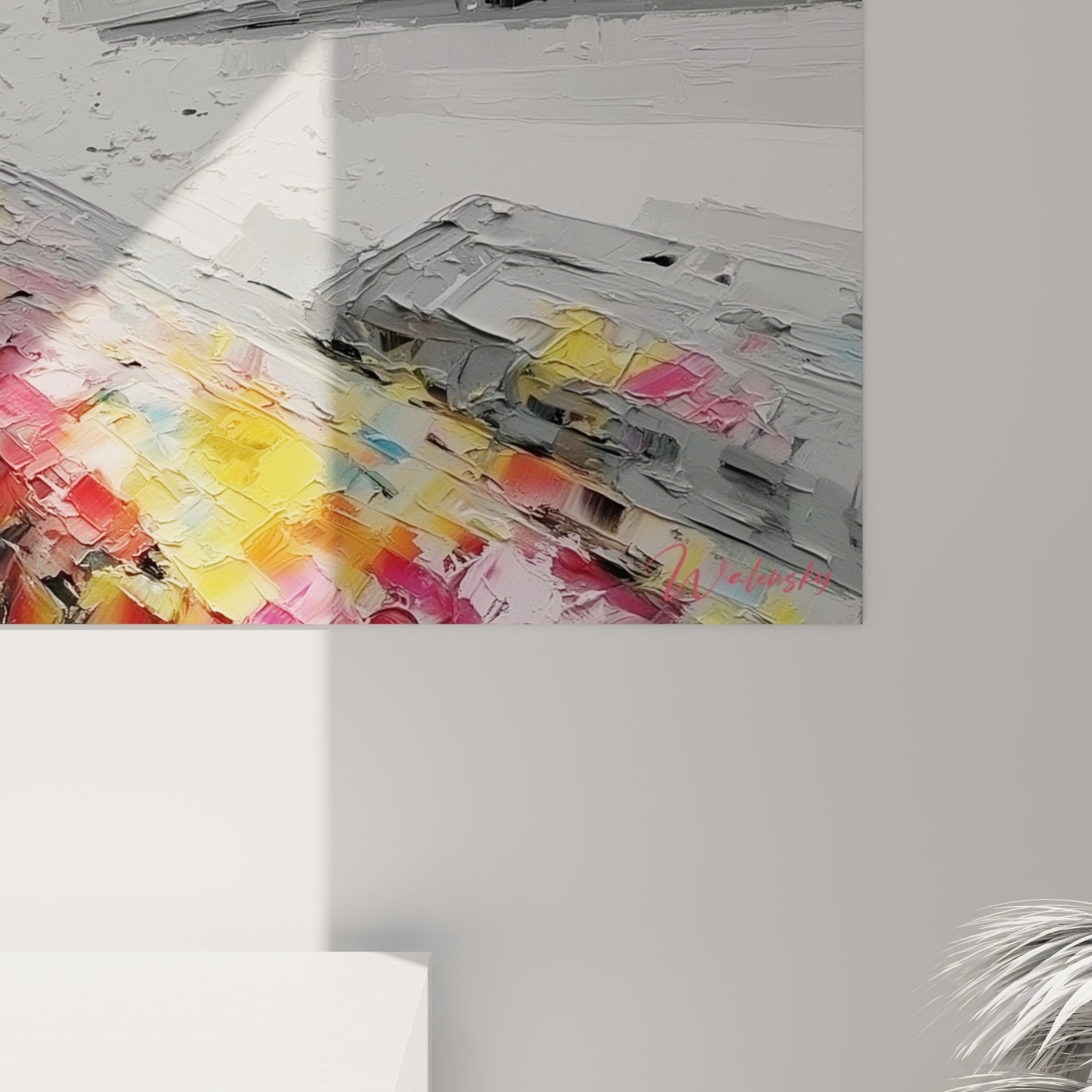 Empâtements texturés mêlant gris, blanc et éclats de rose et jaune, matière épaisse visible en gros plan sur la toile