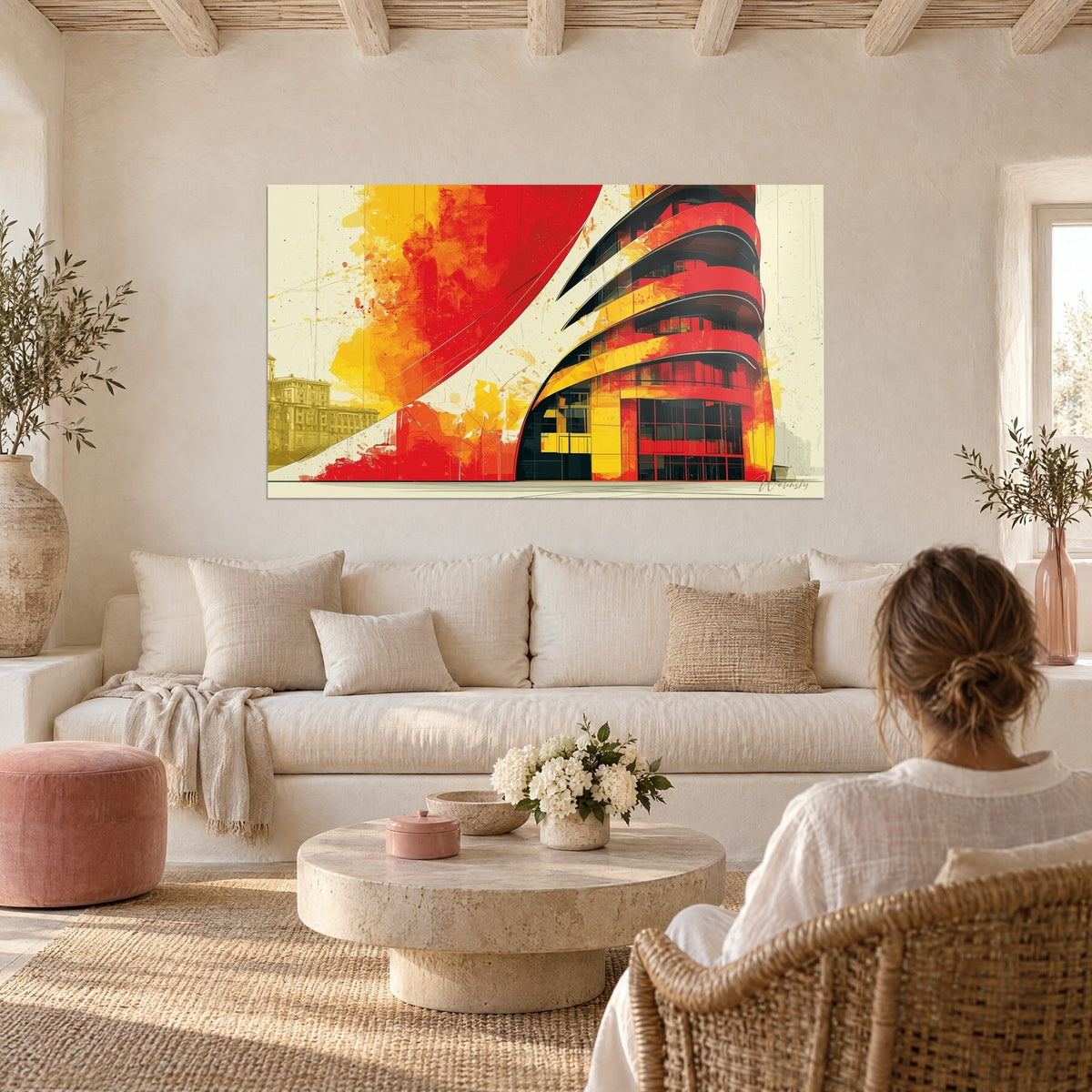 Tableau bâtiment incurvé rouge et jaune aux balcons en spirale, éclaboussures orange, au-dessus d'un canapé dans un salon lumineux