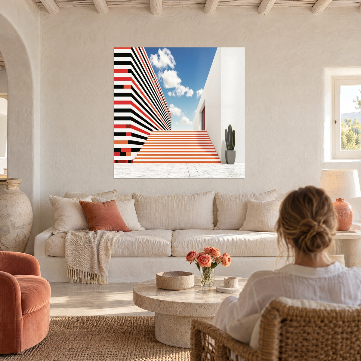 Tableau escalier rayé orange et blanc vers un ciel bleu nuageux, une femme de dos au-dessus d'un canapé dans un salon lumineux