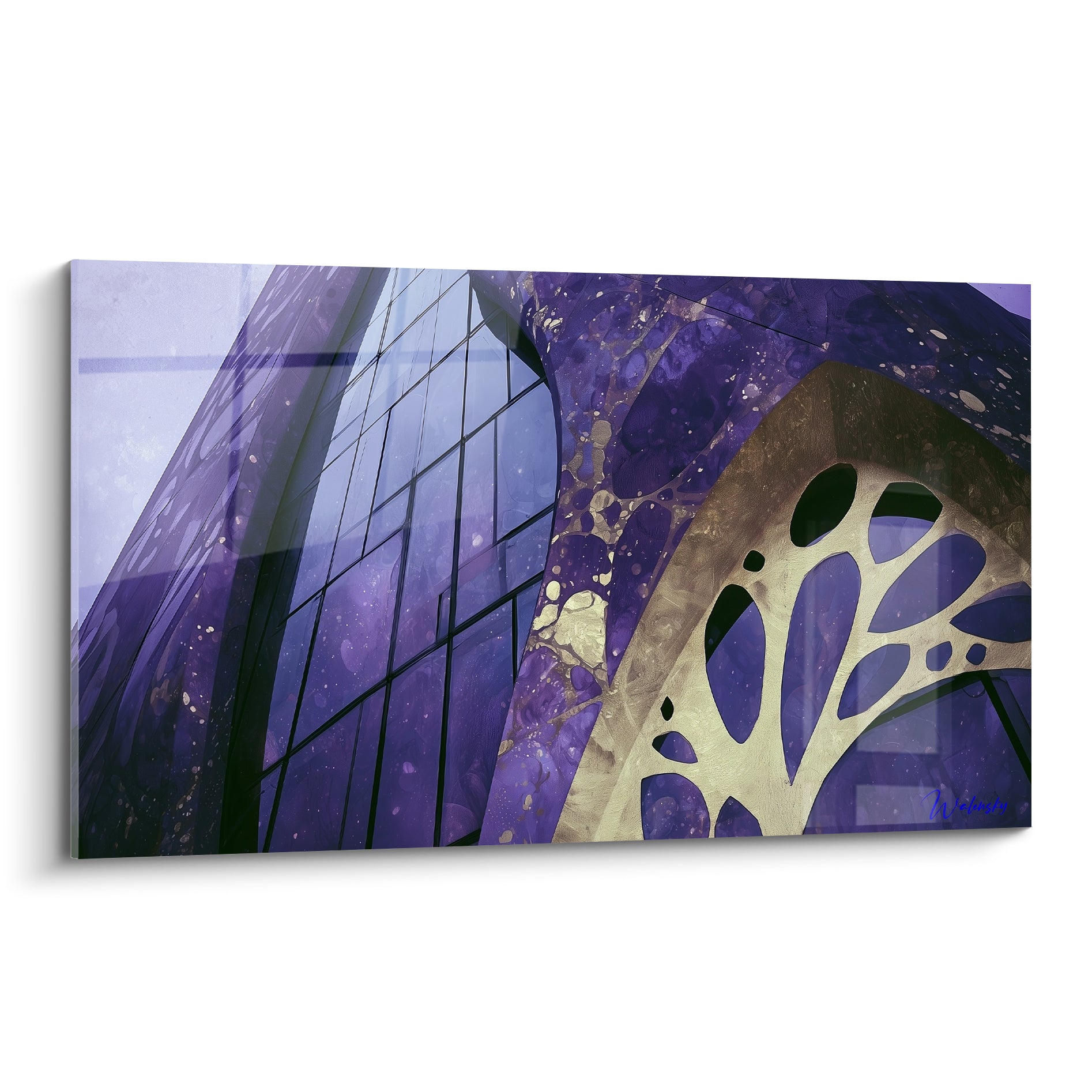 Façade violette et dorée aux motifs organiques, résille sculptée sur verre architectural abstrait