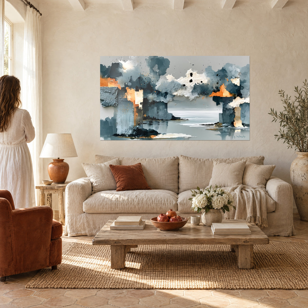 Tableau cité fluviale en bleu ardoise et cuivre, taches de peinture et brume sur l'eau, au-dessus d'un canapé dans un salon lumineux