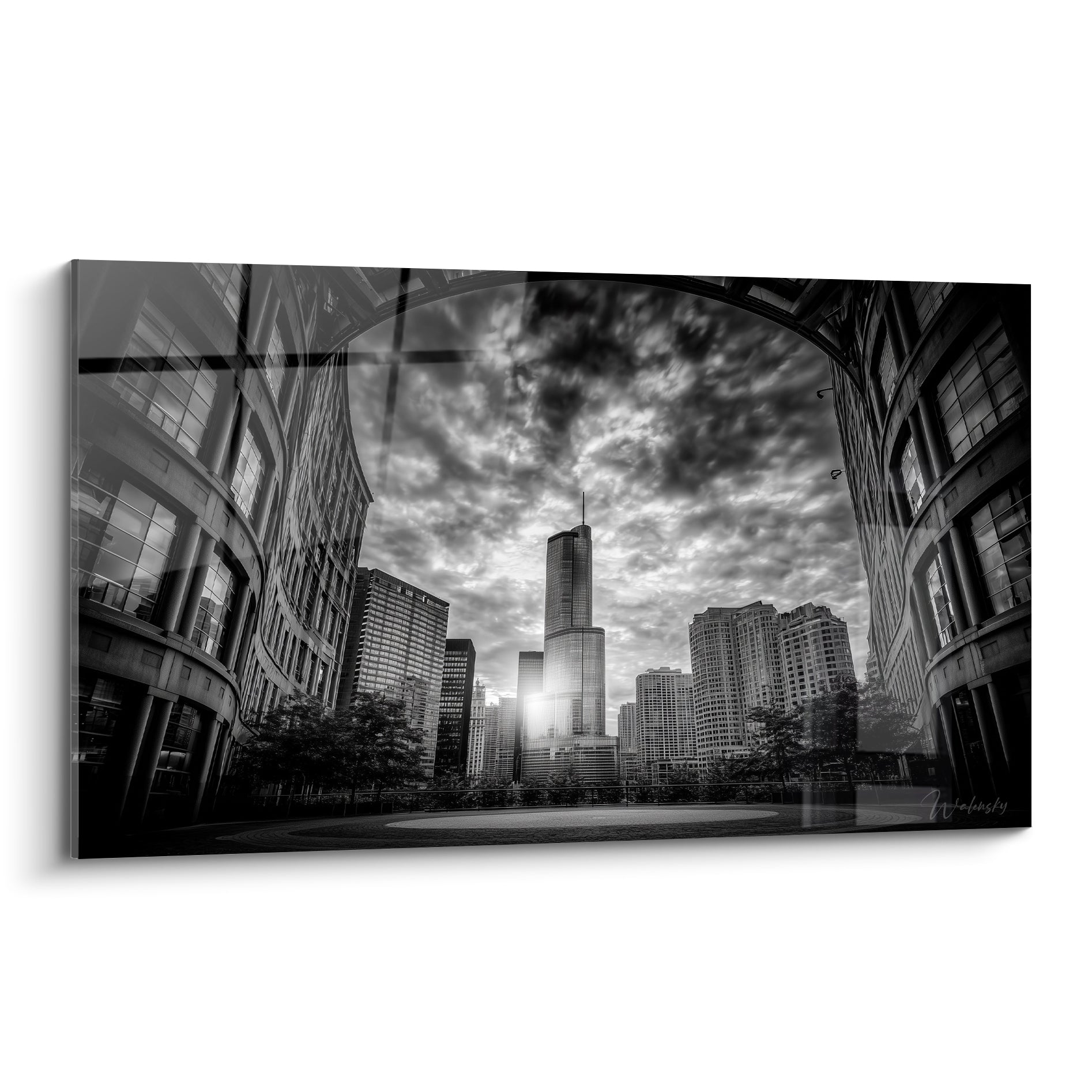 Tour de verre Architecture abstrait entre nuages gris et éclat de lumière dorée sur fond noir et blanc
