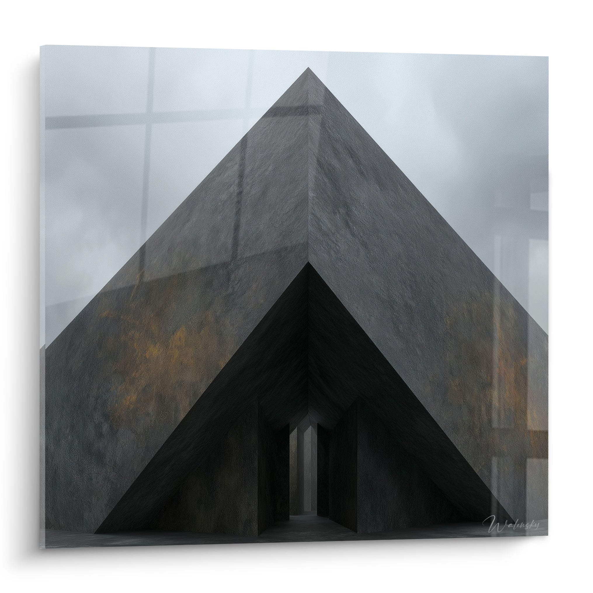 Pyramide anthracite et ocre percée d'un passage sombre, brume grise en arrière-plan
