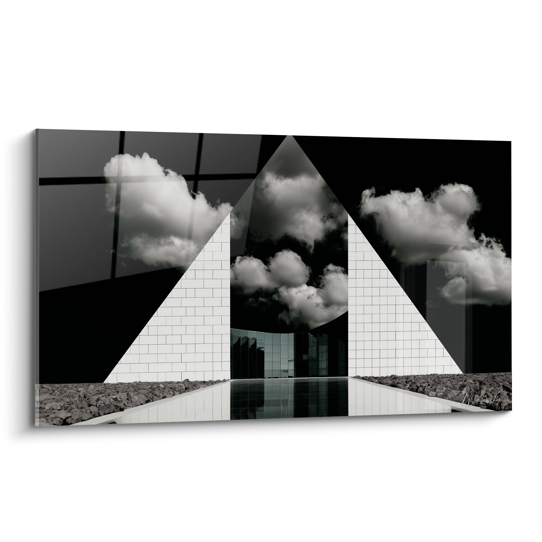 Pyramide blanche et noire sous nuages sculptés, tableau architecture abstrait au fini glacé