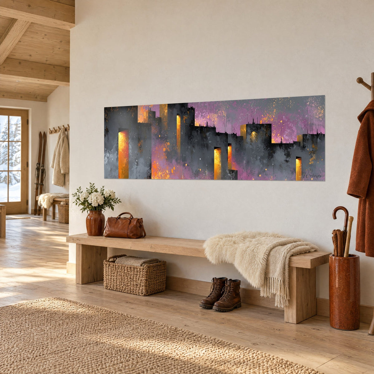 Tableau immeubles gris charbon éclairés d'ambre sur fond violet moucheté, accroché sur un mur blanc de chalet, entrée en bois