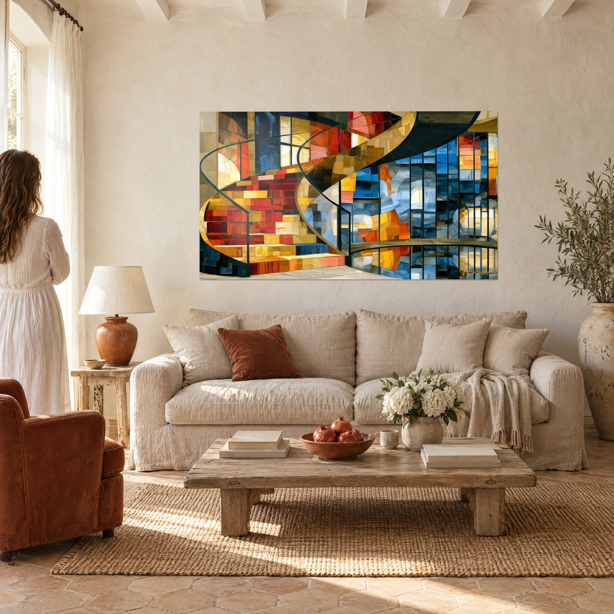 Quadro scala a chiocciola con gradini rosso mattone e ocra, vetrata blu cobalto, sopra un divano in un soggiorno luminoso