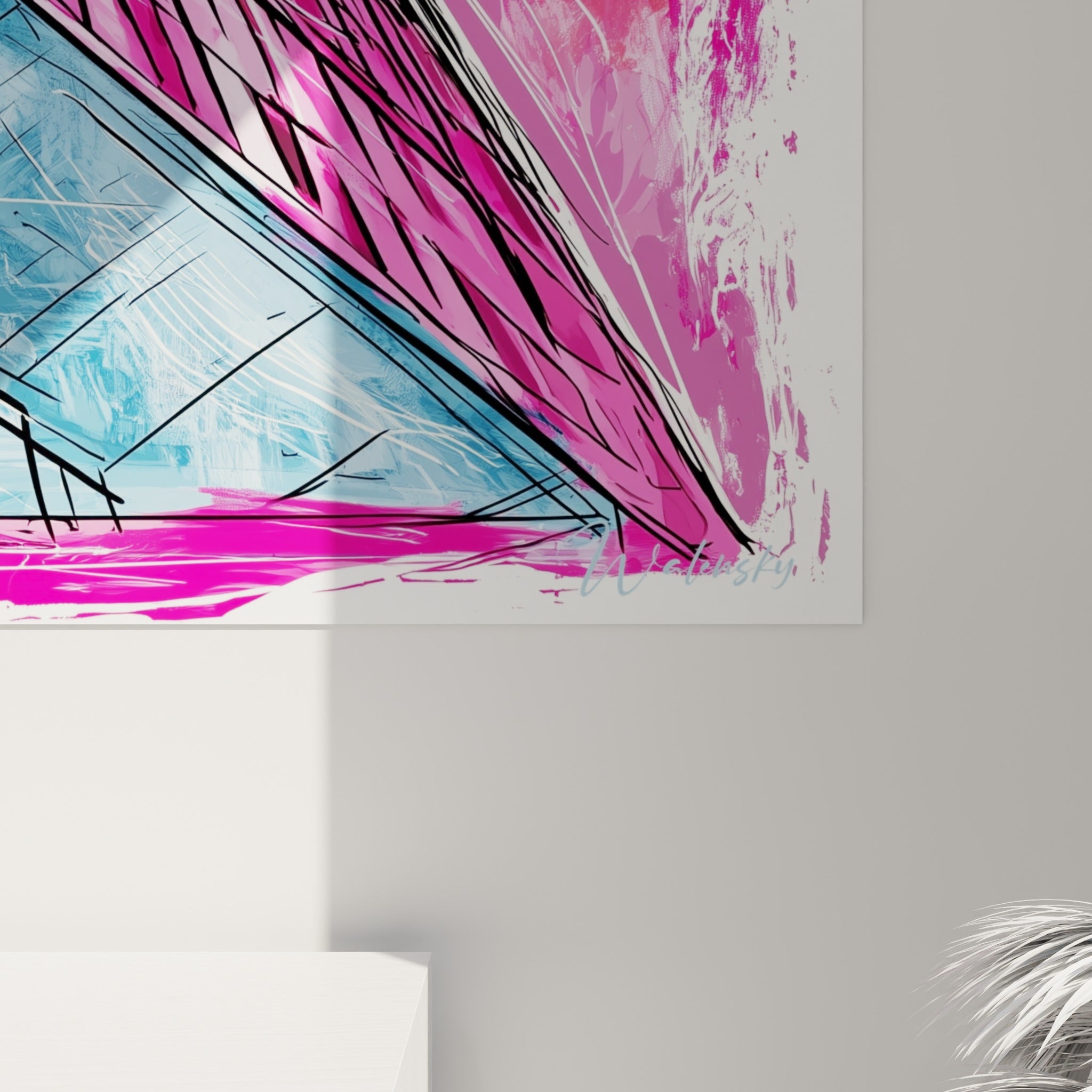Empâtements noirs et coulures fuchsia sur le verre bleuté de ce tableau architecture abstrait, matière visible de près