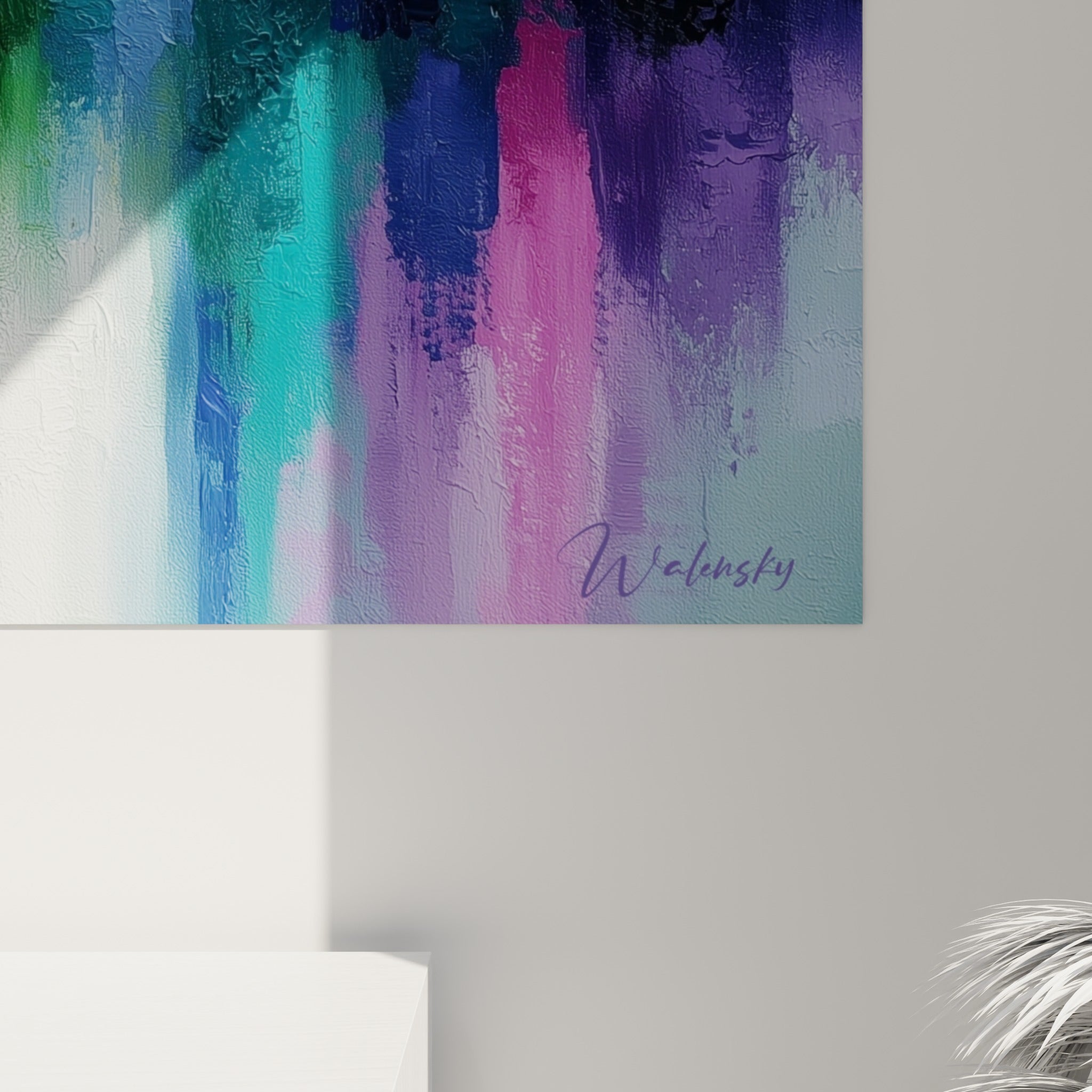 Empâtements épais et coulures dorées, violettes et bleu marine visibles en gros plan sur la toile texturée