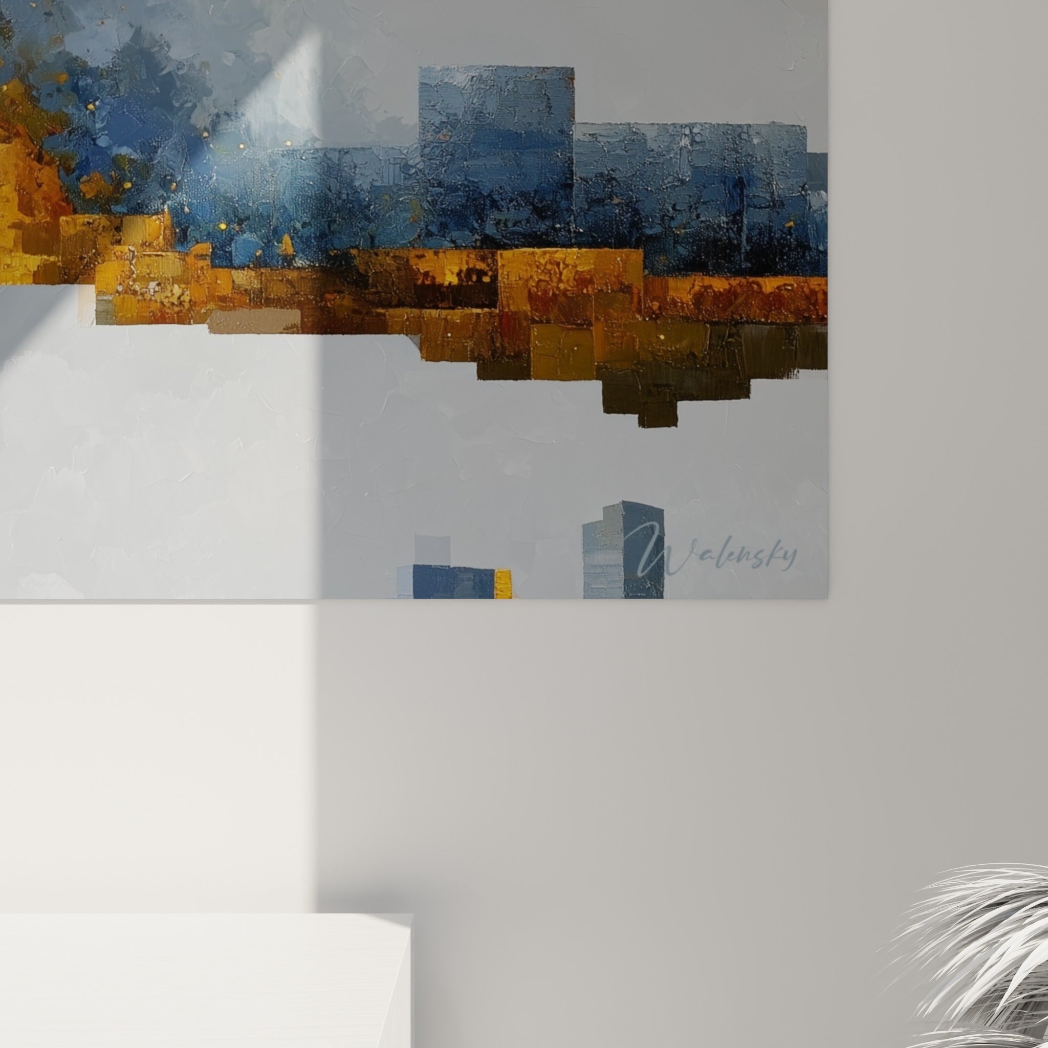 Empâtements dorés et bleu marine se mêlant en coulures, matière picturale visible de ce tableau architecture abstrait