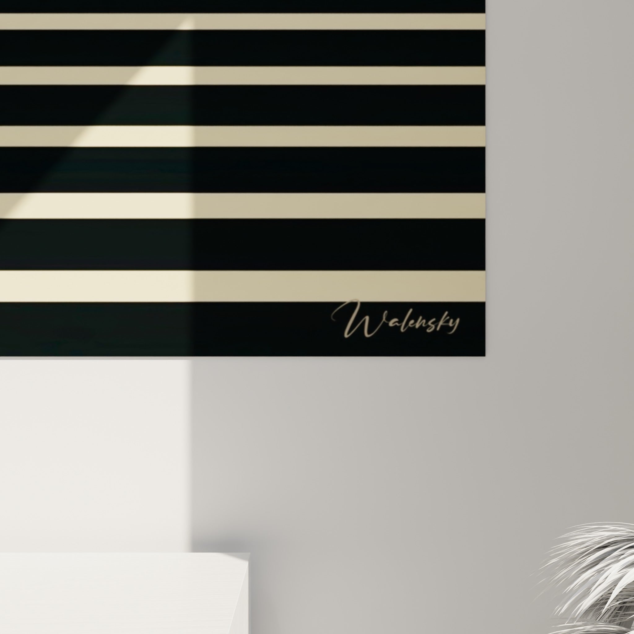 Détail des empâtements jaune moutarde et des éclaboussures noires sur la toile texturée de l'escalier