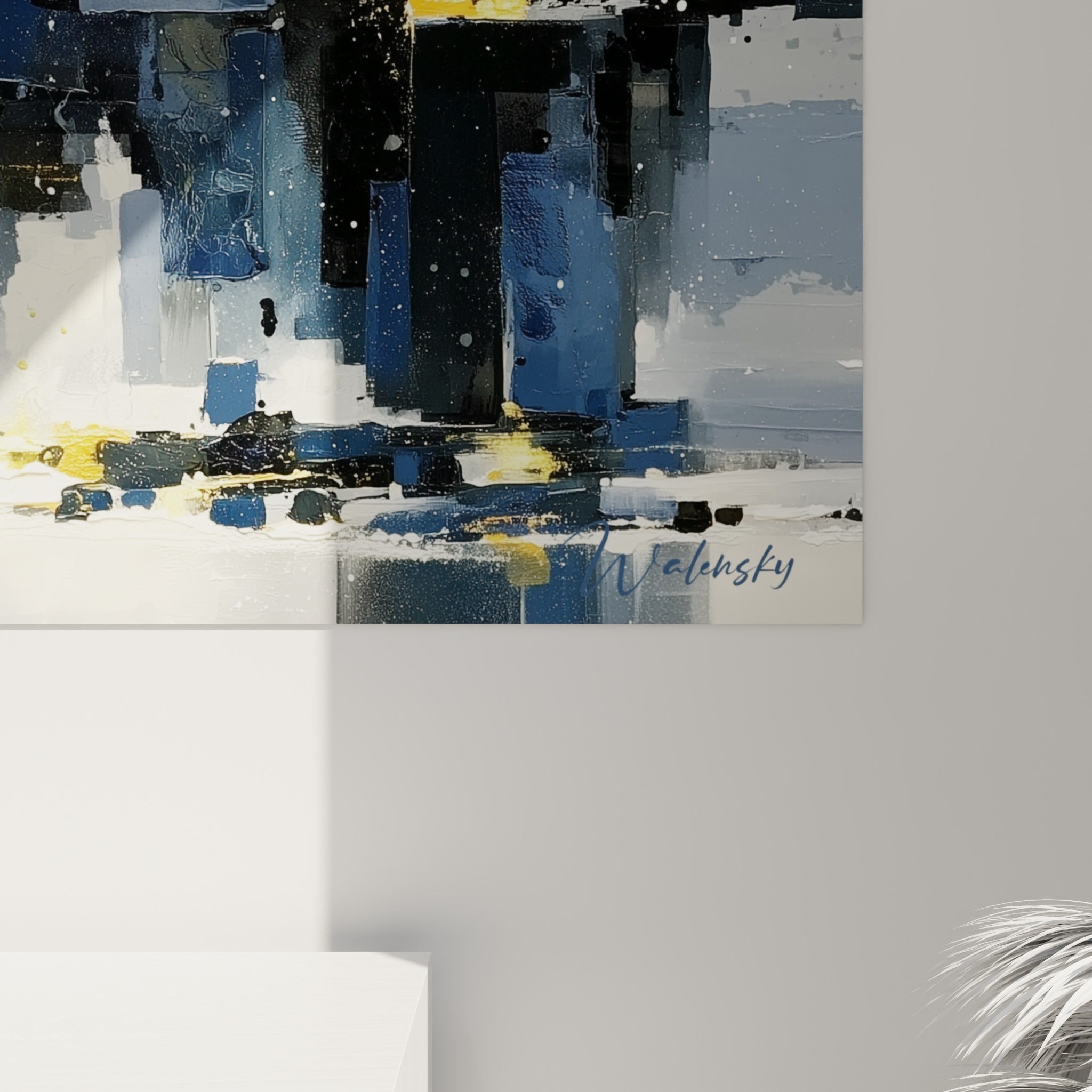Empâtements de peinture bleu marine et éclats dorés se mêlant en gros plan sur la toile texturée