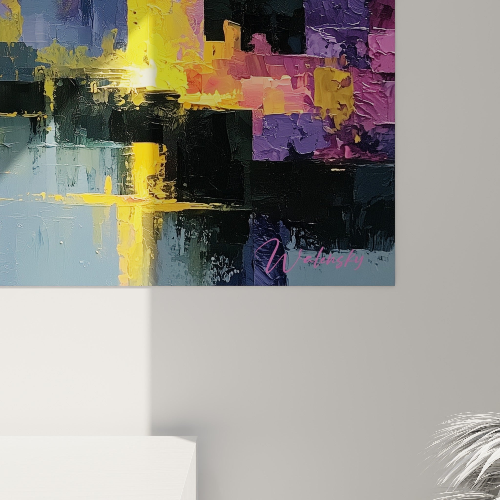 Empâtements épais de jaune, violet et bleu marine révélant le grain pictural de cette skyline abstraite