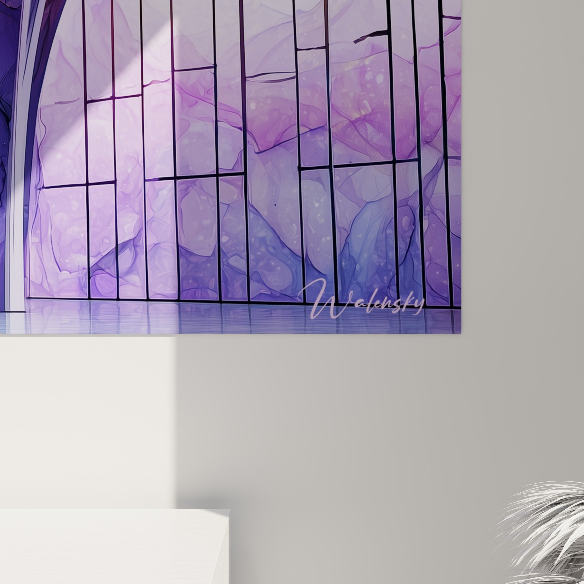 Grain aquarelle visible entre le violet profond et le doré, coulures fines et transparences sur la toile accrochée