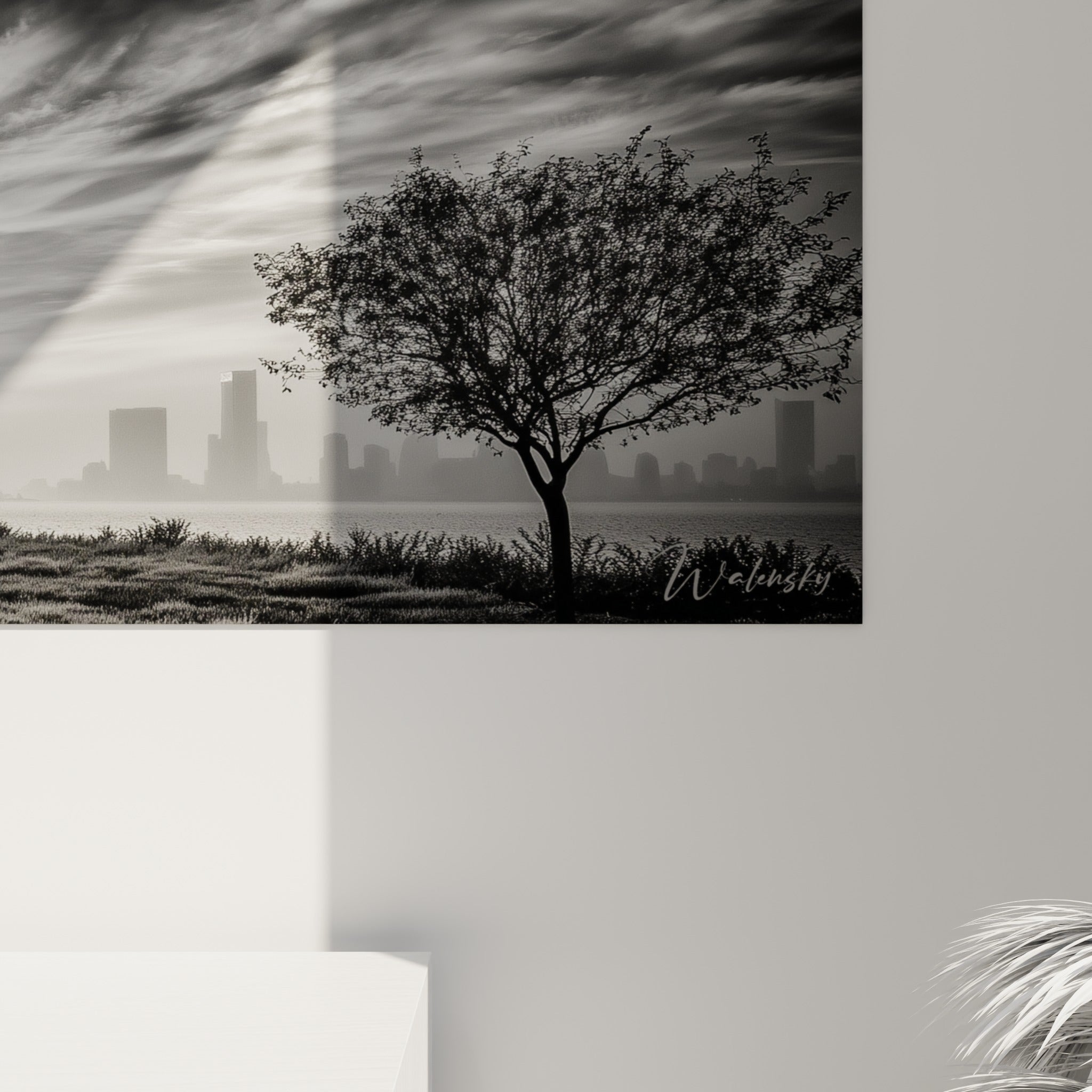 Grain photographique visible sur les nuances de gris et de noir de la façade vitrée imprimée
