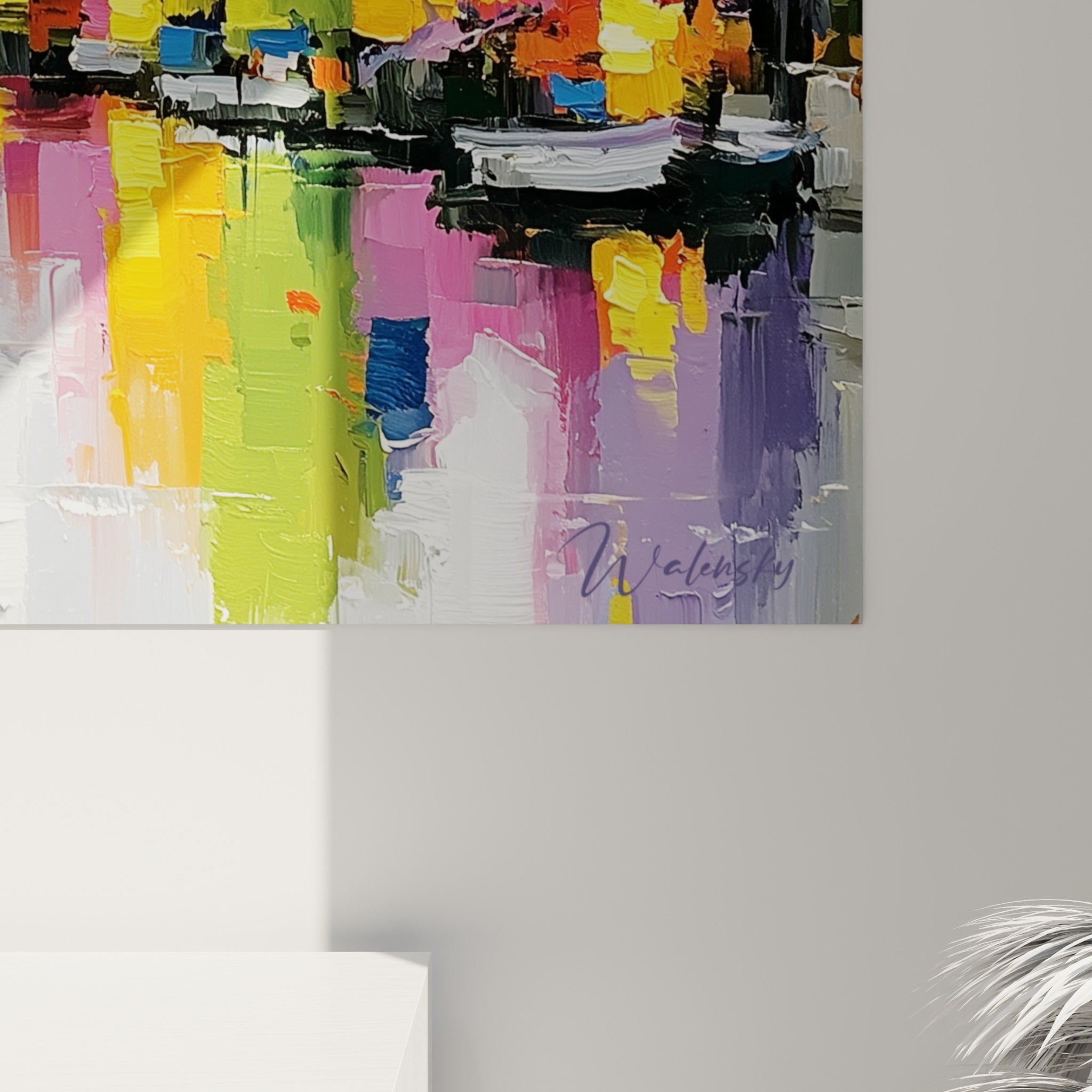 Empâtements de peinture jaune et violette formant les façades texturées de ce tableau portuaire