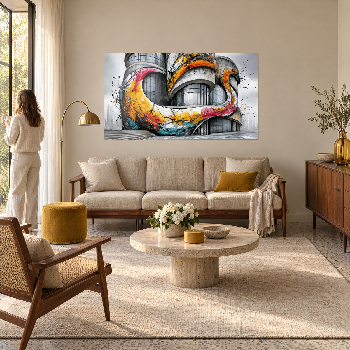 Πίνακας πύργος από σκυρόδεμα τυλιγμένος με κίτρινη και ροζ κορδέλα πιτσιλισμένη με μελάνι, πάνω από καναπέ σε φωτεινό σαλόνι