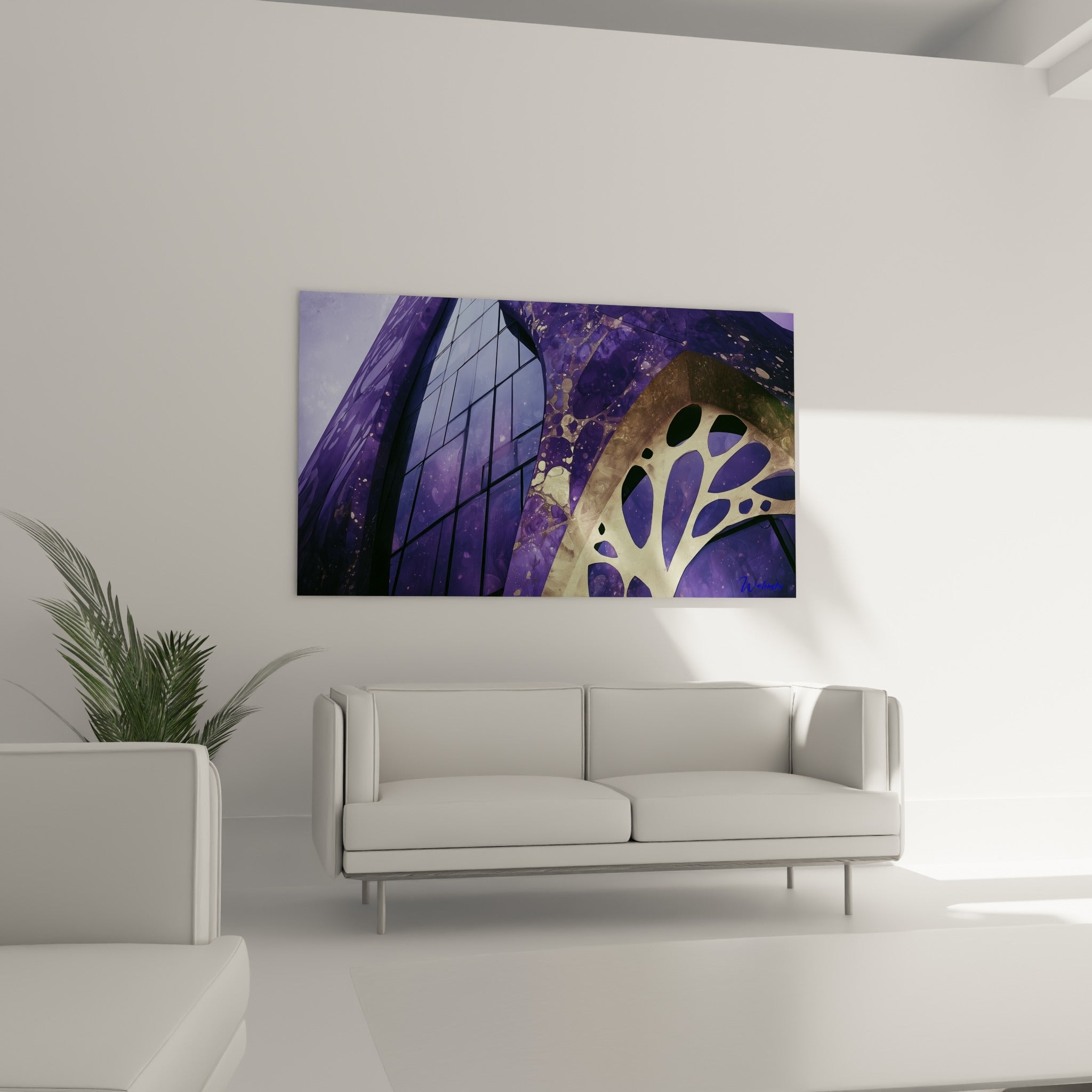 Composition mauve et dorée aux reflets vitrés, disposée au-dessus d'un canapé dans un salon lumineux