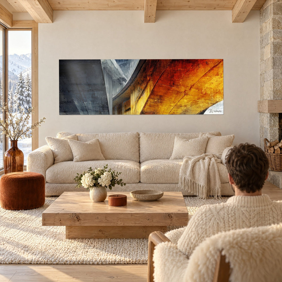 Schilderij grijs betonnen viaduct en vurig oranje, twee personen van achteren, boven een bank in een lichte woonkamer