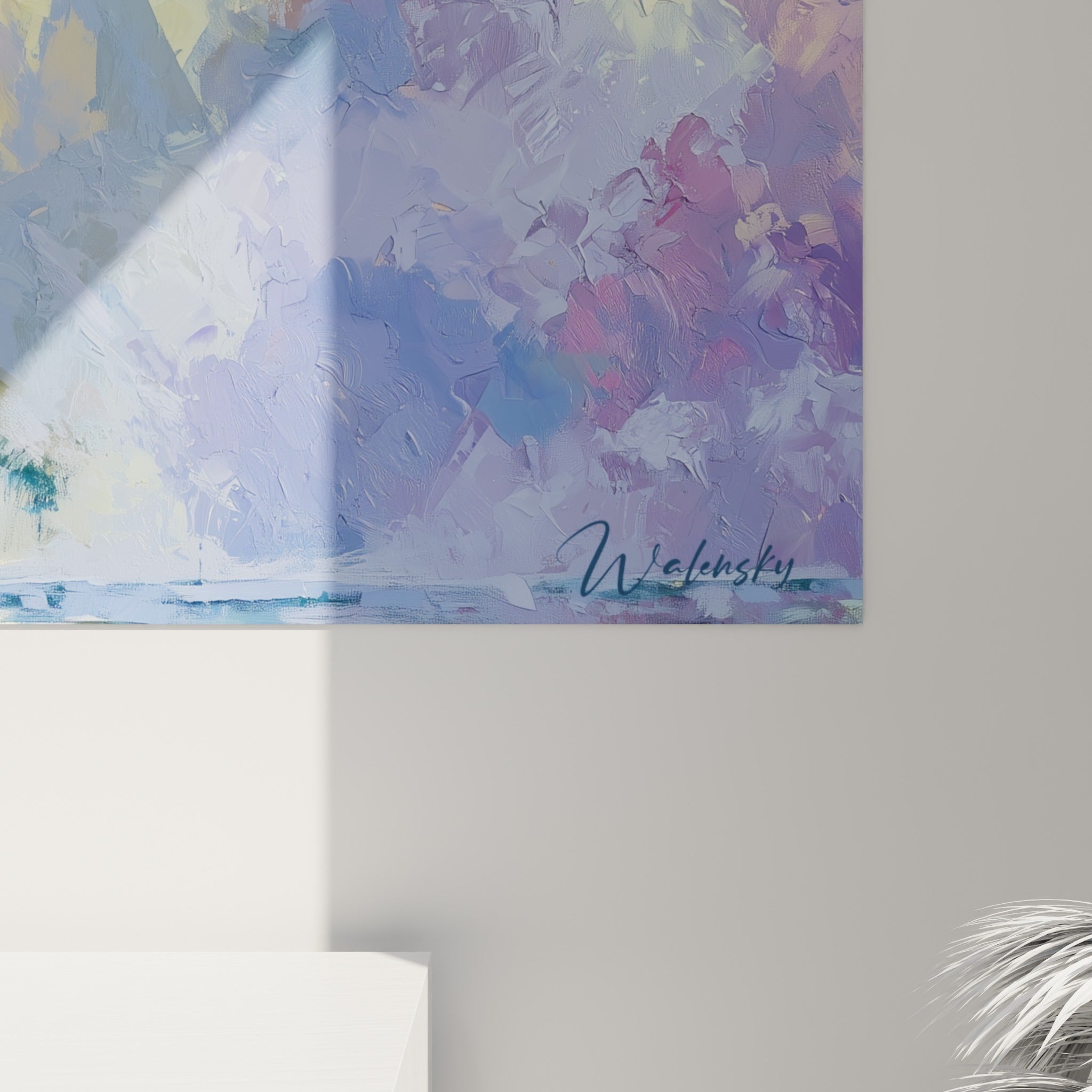 Empâtements bleus, jaunes et violets sur la toiture de l'architecture abstraite, matière et grain de la peinture visibles de près