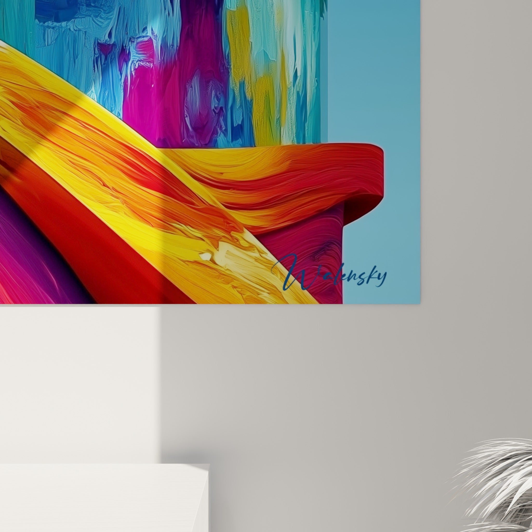 Empâtements épais de jaune, pourpre et bleu turquoise visibles en gros plan sur la toile accrochée