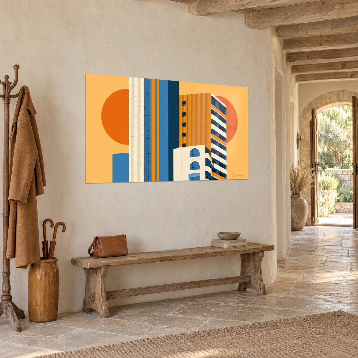 Quadro grattacielo con strisce verticali blu reale e crema, sfondo giallo miele, appeso a un muro di pietra nel corridoio di una casa di campagna
