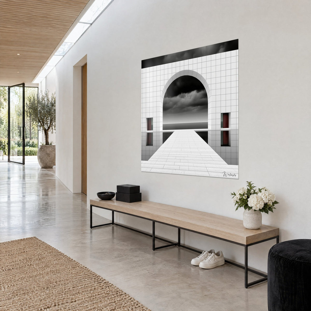 Tableau portique voûté de carrelage blanc cadrant des nuages sombres, chemin dallé en perspective, vu de trois-quarts dans un couloir clair