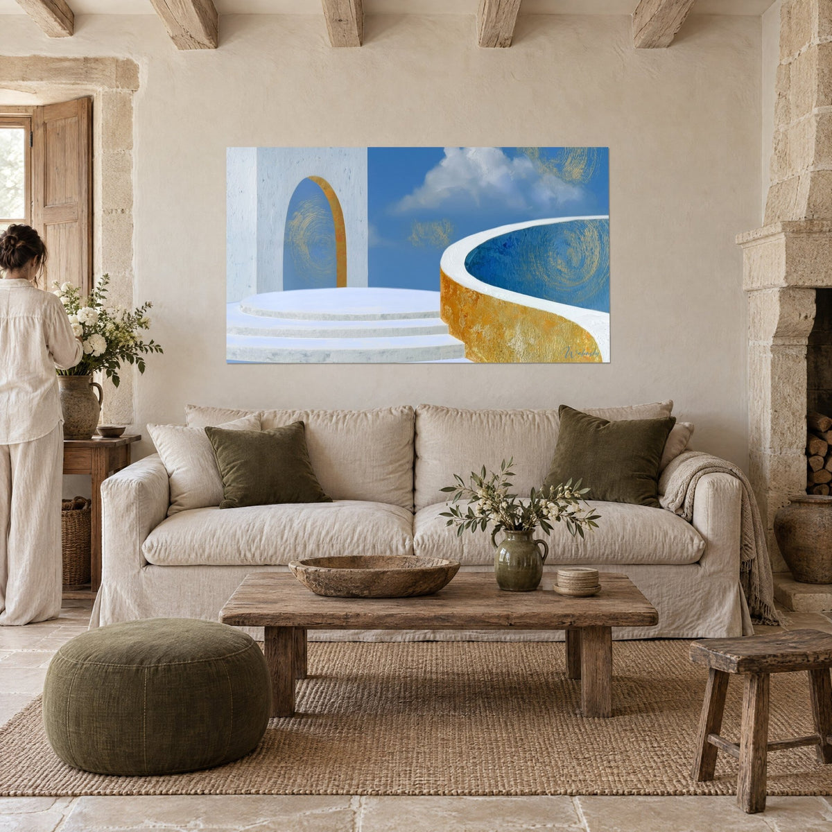 Tableau arche blanche ouvrant sur un ciel bleu, rampe courbe dorée, une femme de dos, au-dessus d'un canapé dans un salon lumineux