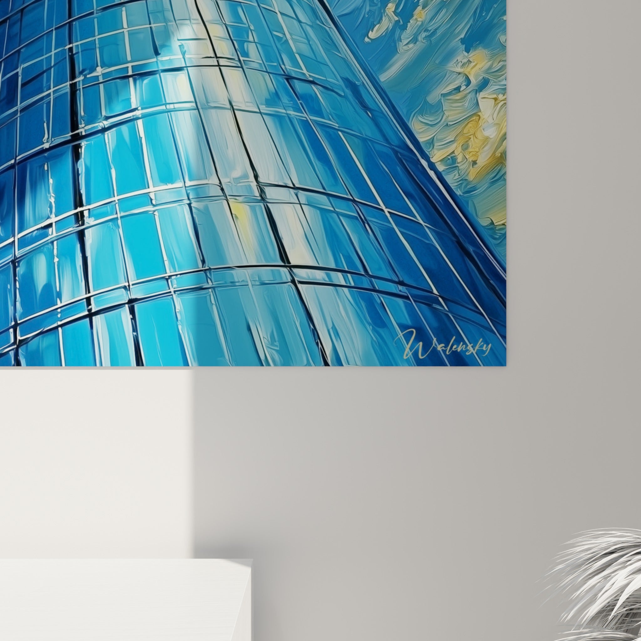 Empâtements épais et coulures dorées se mêlant au bleu profond du verre sur la toile accrochée