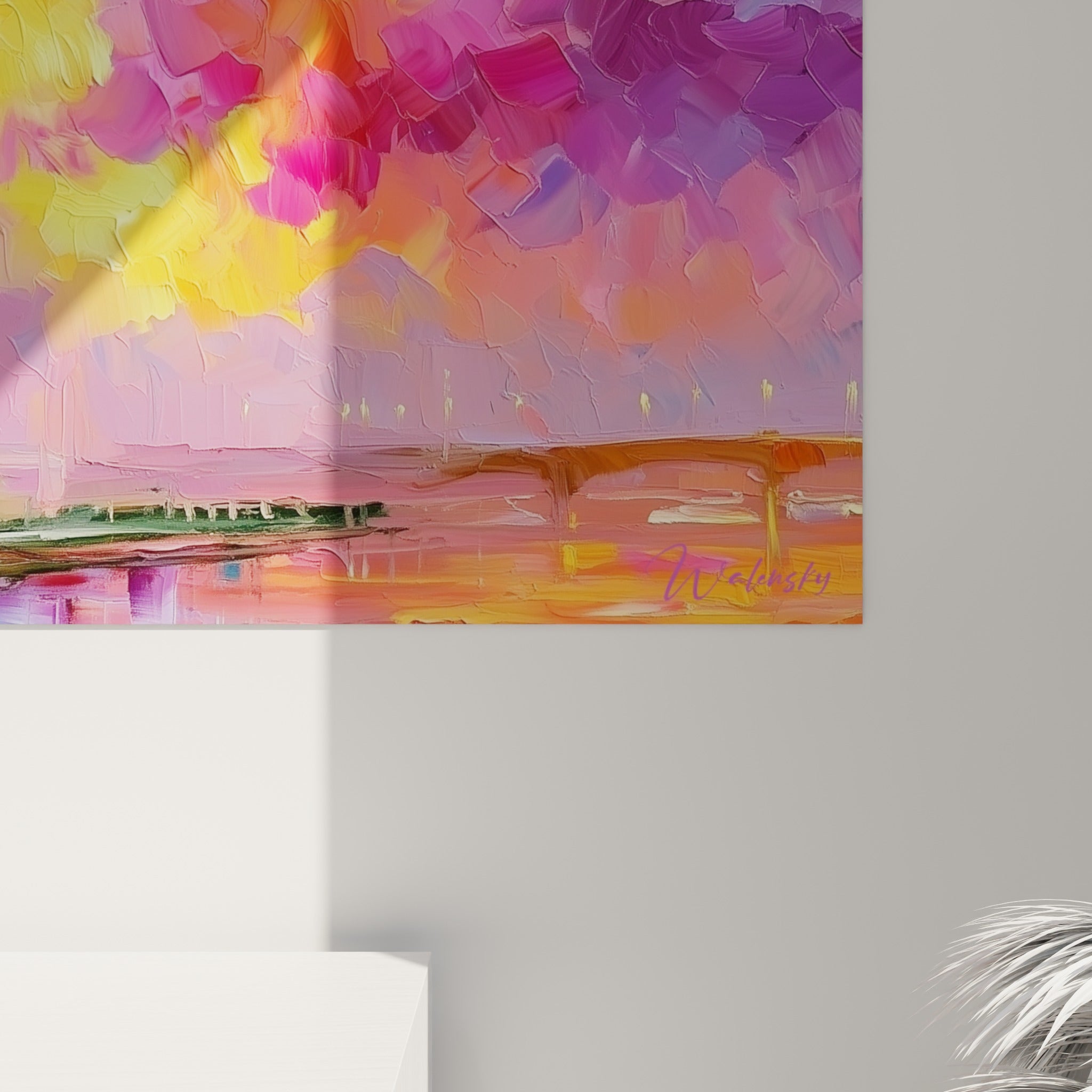 Empâtements épais de peinture rose, doré et turquoise formant les reflets d'un édifice moderne