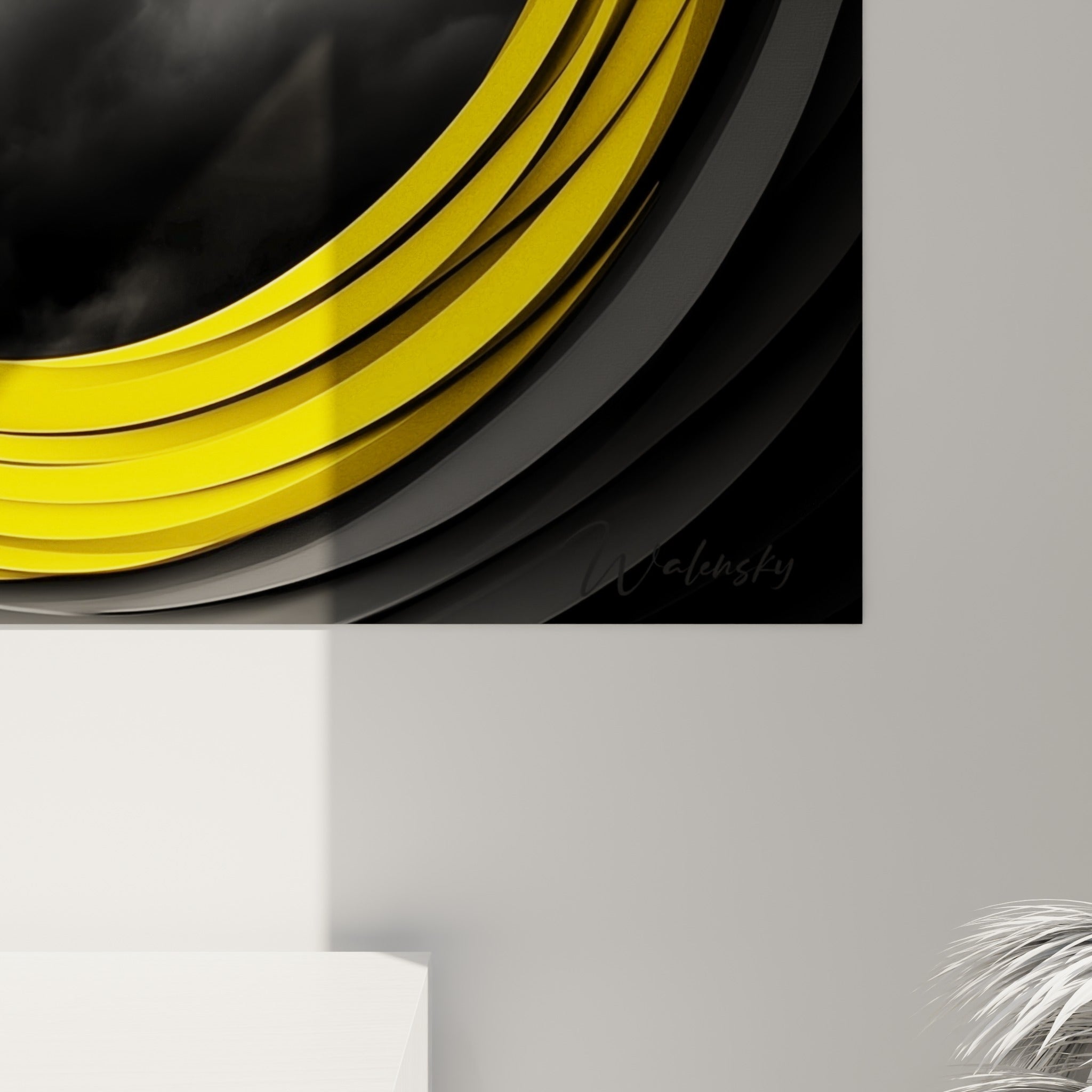 Détail des rubans jaunes glacés et du grain anthracite de la tour, matière brillante et coulures lumineuses