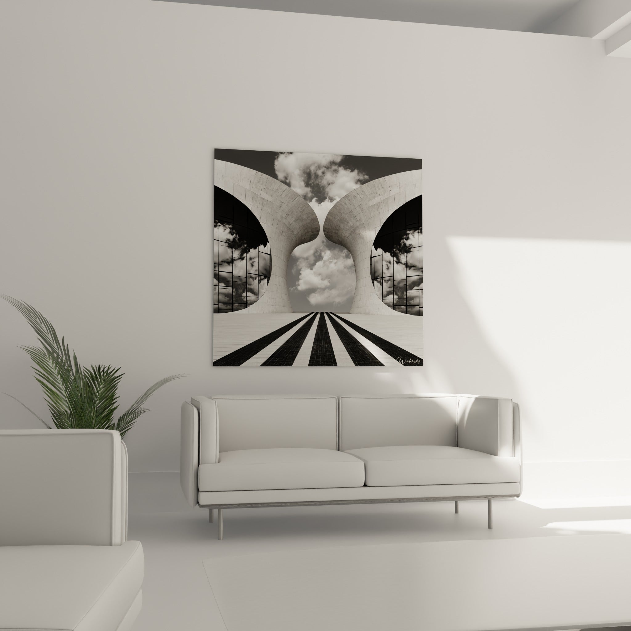 Arches de pierre blanche encadrant des vitrages noirs reflétant les nuages, au-dessus d'un canapé dans un salon lumineux
