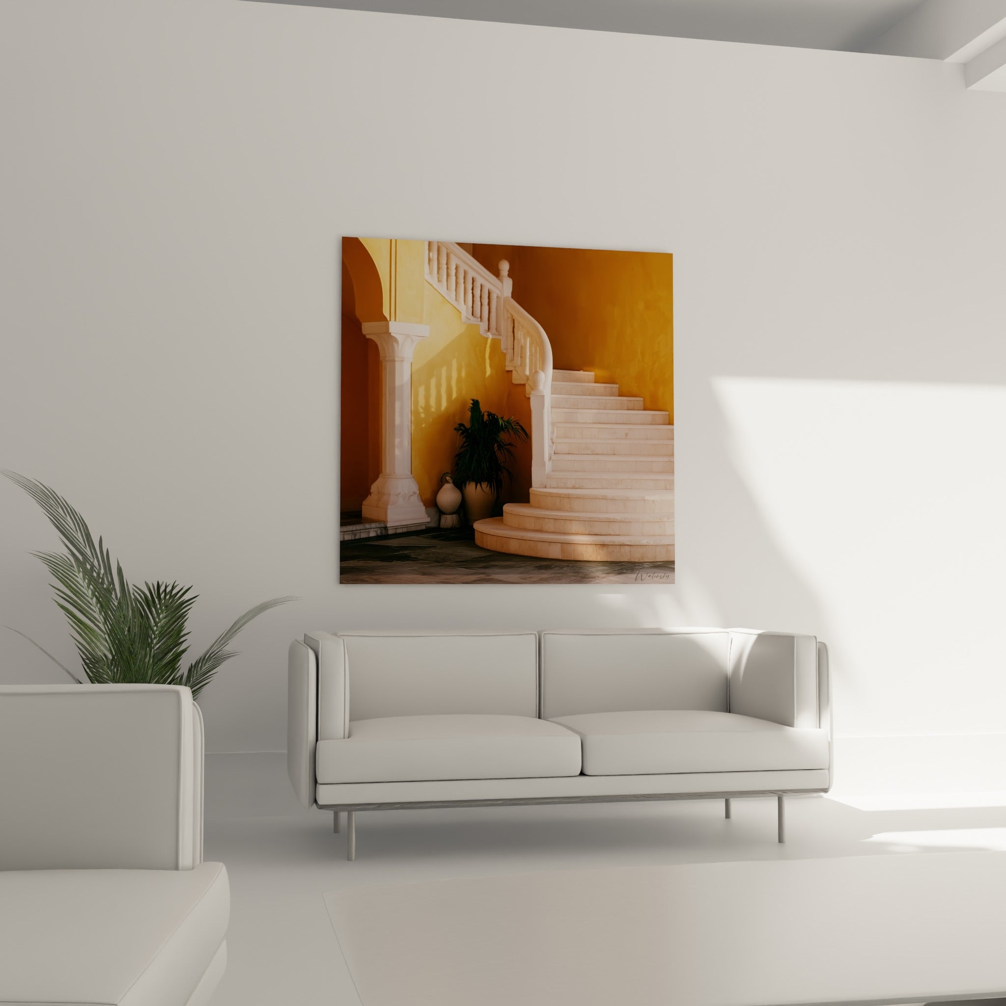 Balustrade blanche sculptée et mur ocre d'un escalier méditerranéen au-dessus d'un canapé dans un salon lumineux